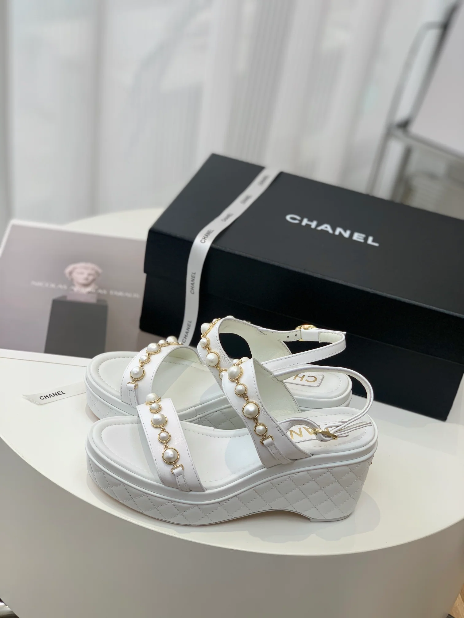 Новинка 2023 года от Chanel - Сандалии на платформе с ромбовидным узором - Белые.