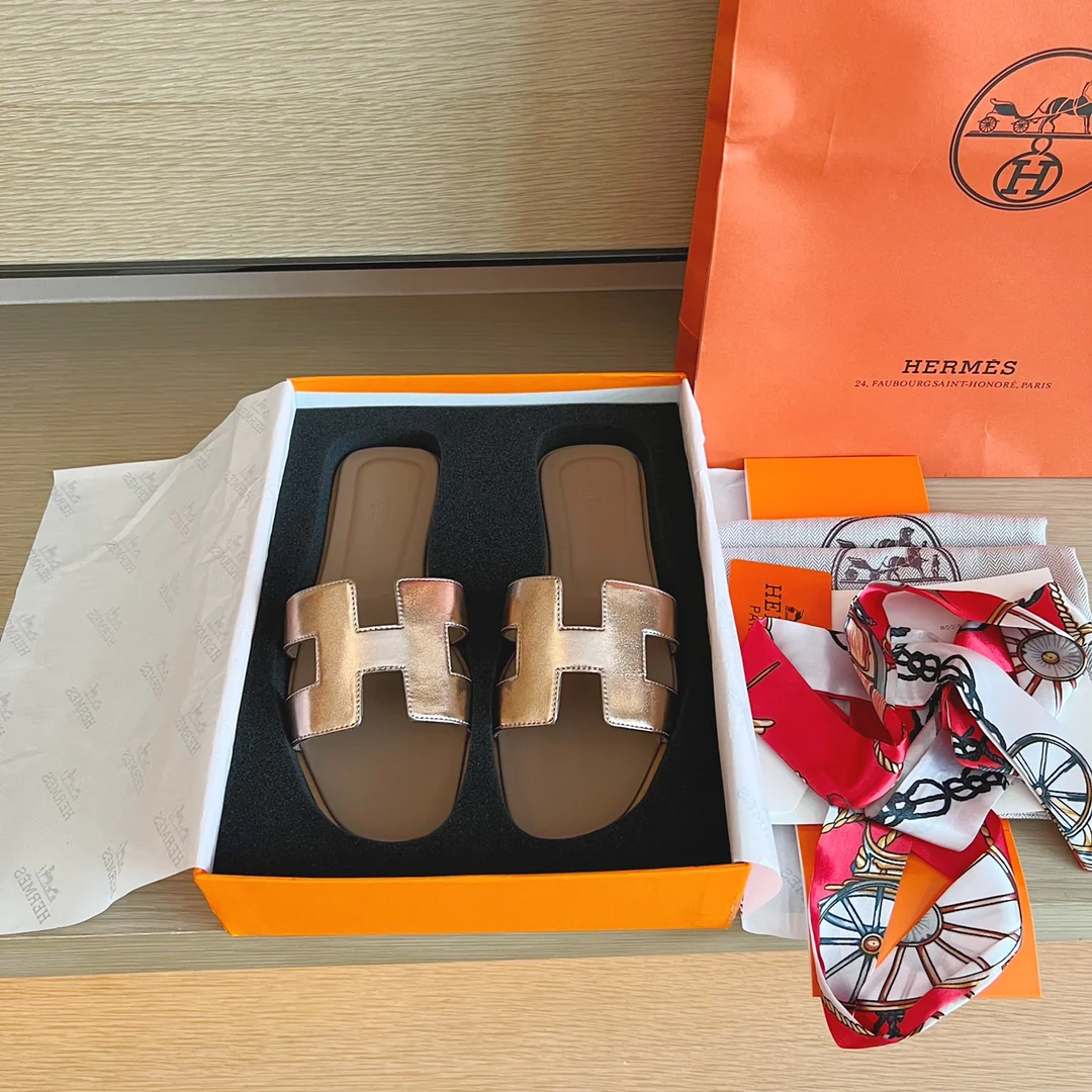 Сандалии Hermes на плоской подошве - верх из однотонной кожи - подошва, полностью закрывающая стопу - размер 4