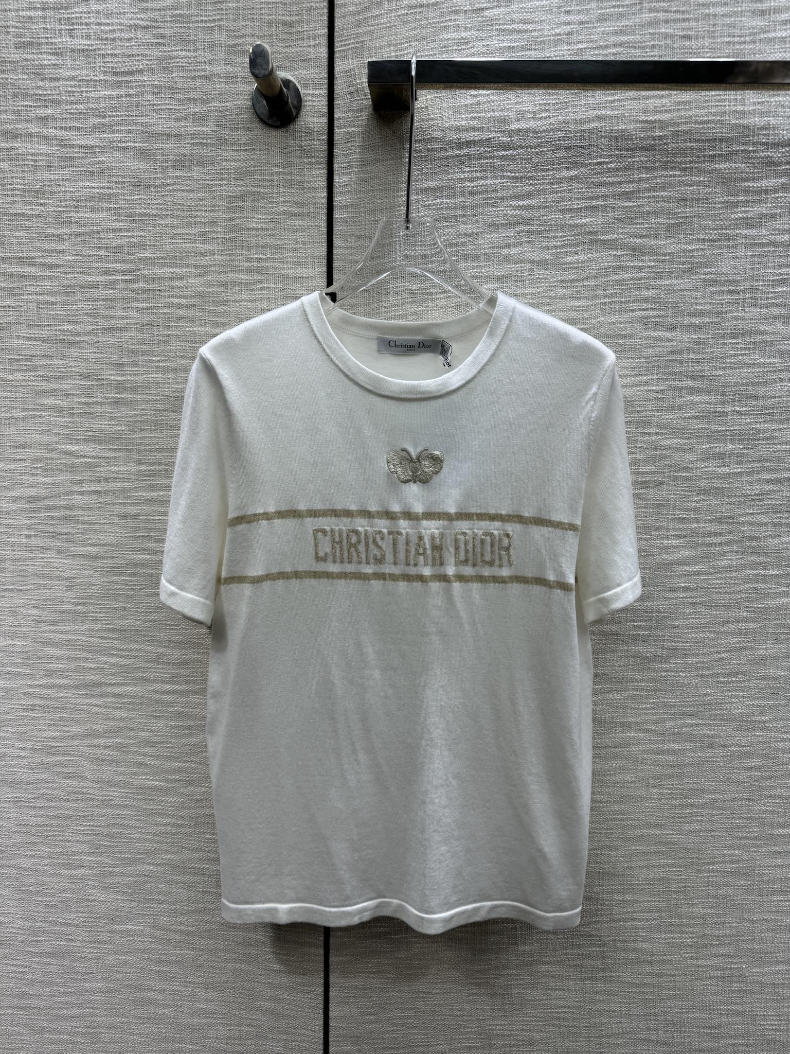 Вязаная футболка с коротким рукавом Dior 2403 с вышитым узором в виде бабочек - белая.