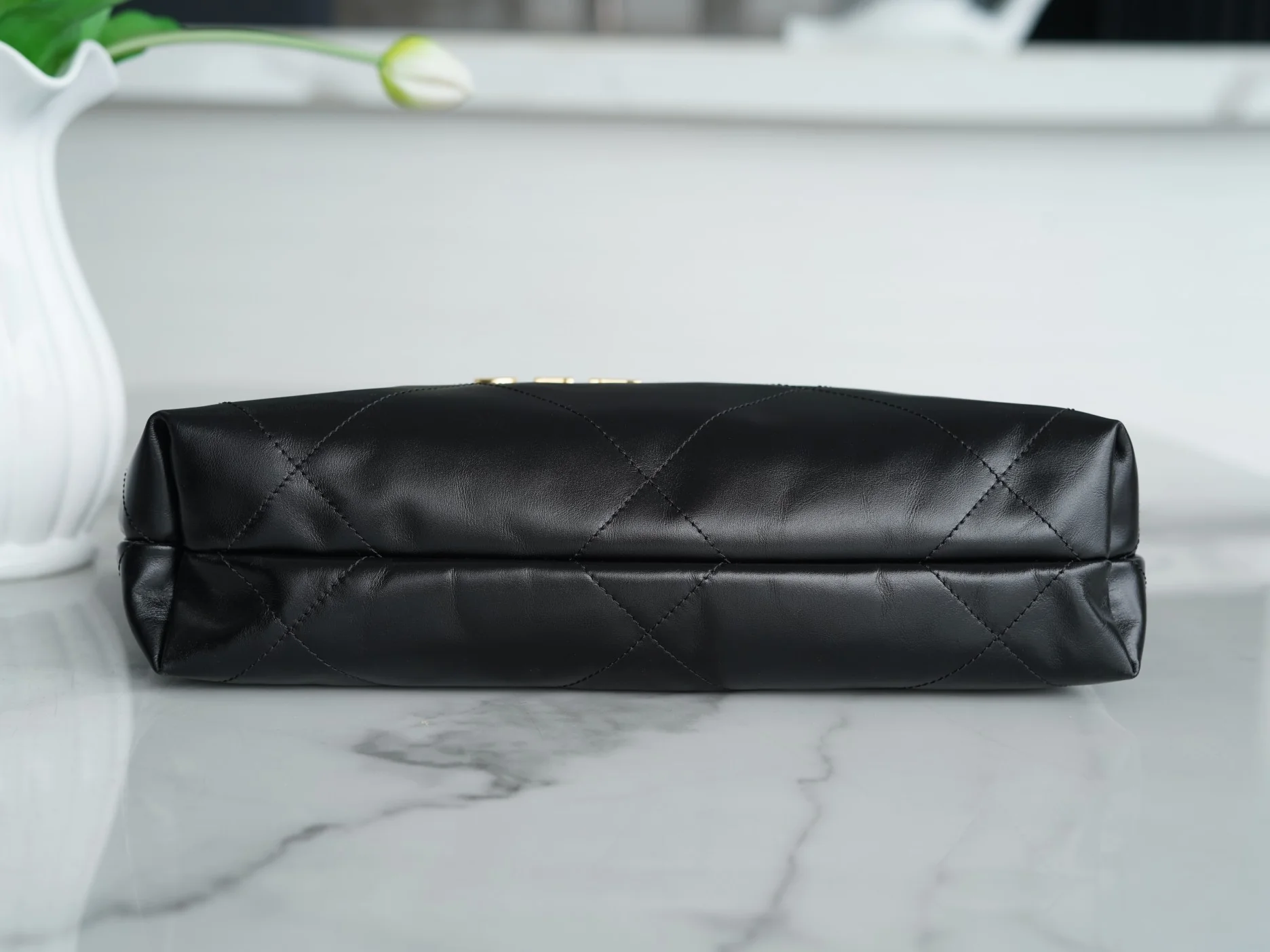 Сумка Chanel 22p 22bag, маленькая, черная, с серебряной пряжкой.