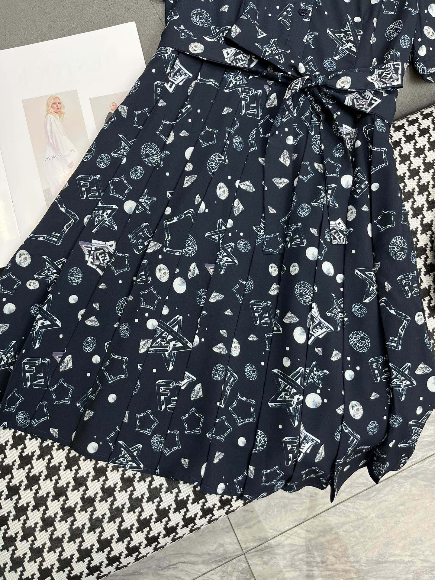 Fendi - 2403 - 24ss Весна/Лето Новое платье с принтом в виде рубашки и плиссированной юбкой