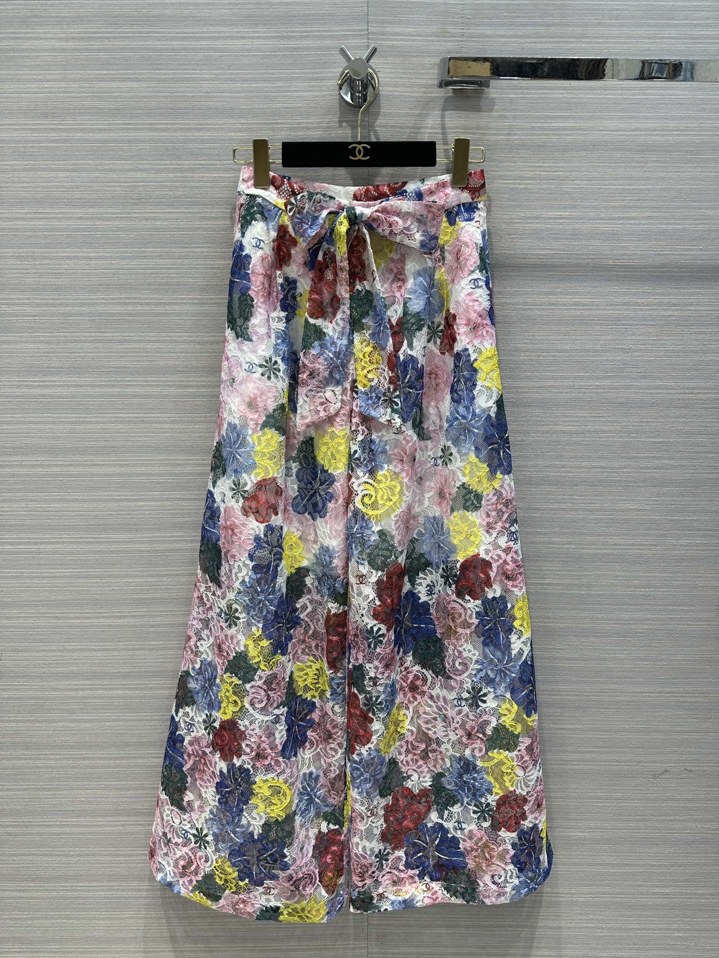 Chanel 2404 - Брюки с широкими штанинами, украшенные кружевным принтом, в стиле 