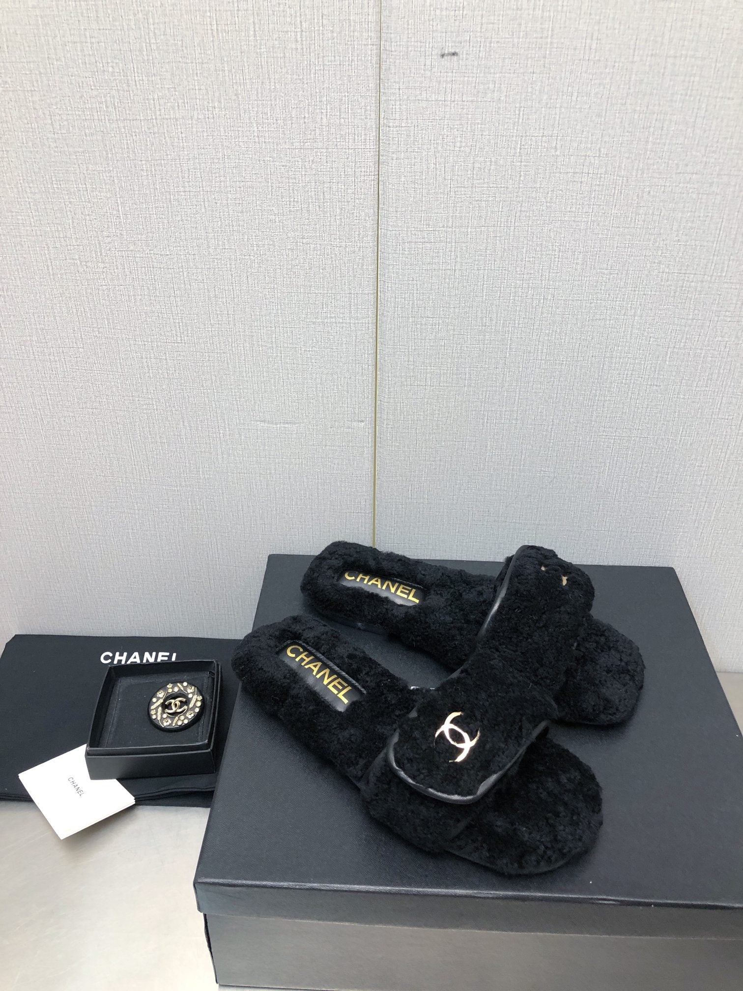 Chanel - Меховые тапочки с двойной буквой С - Черные