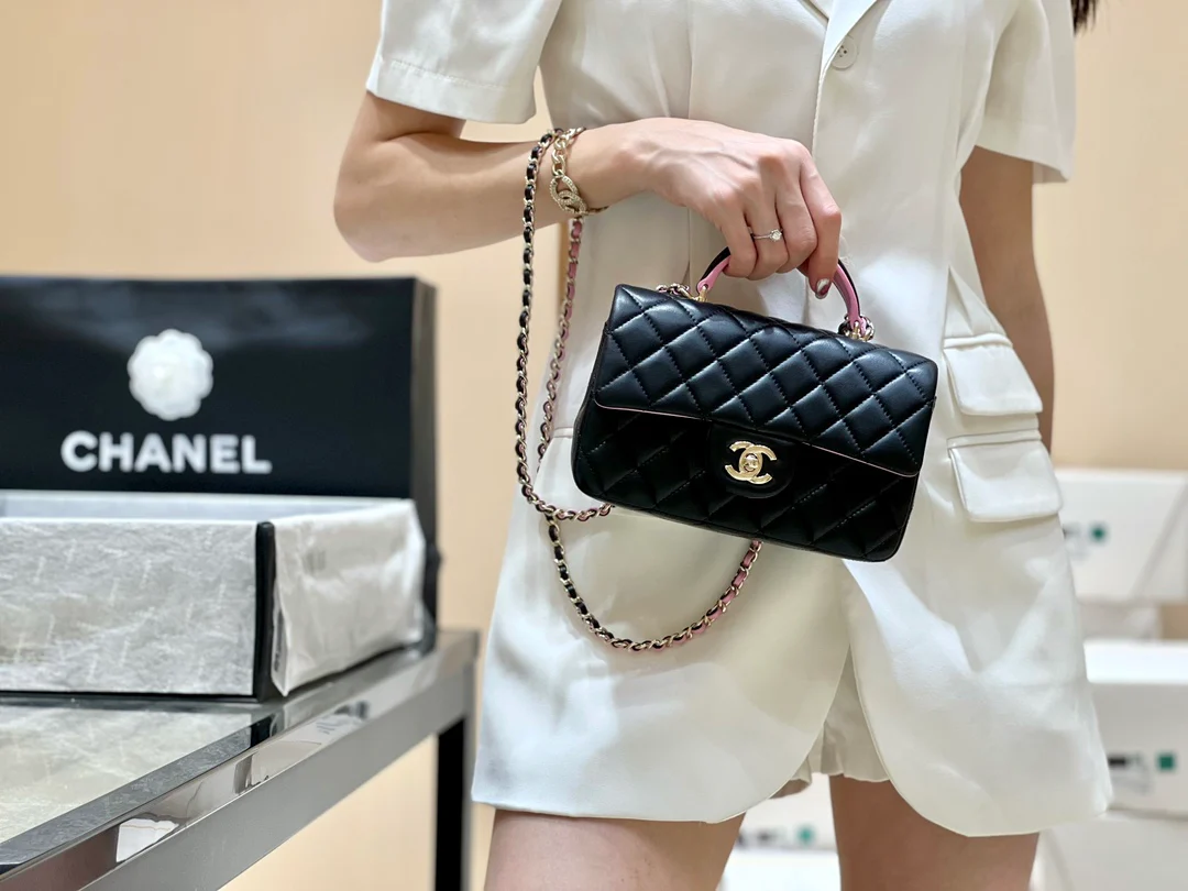 Новинка сезона весна/лето 2023 от Chanel - сумка CF - 20 см - черно-розовая - на фото.