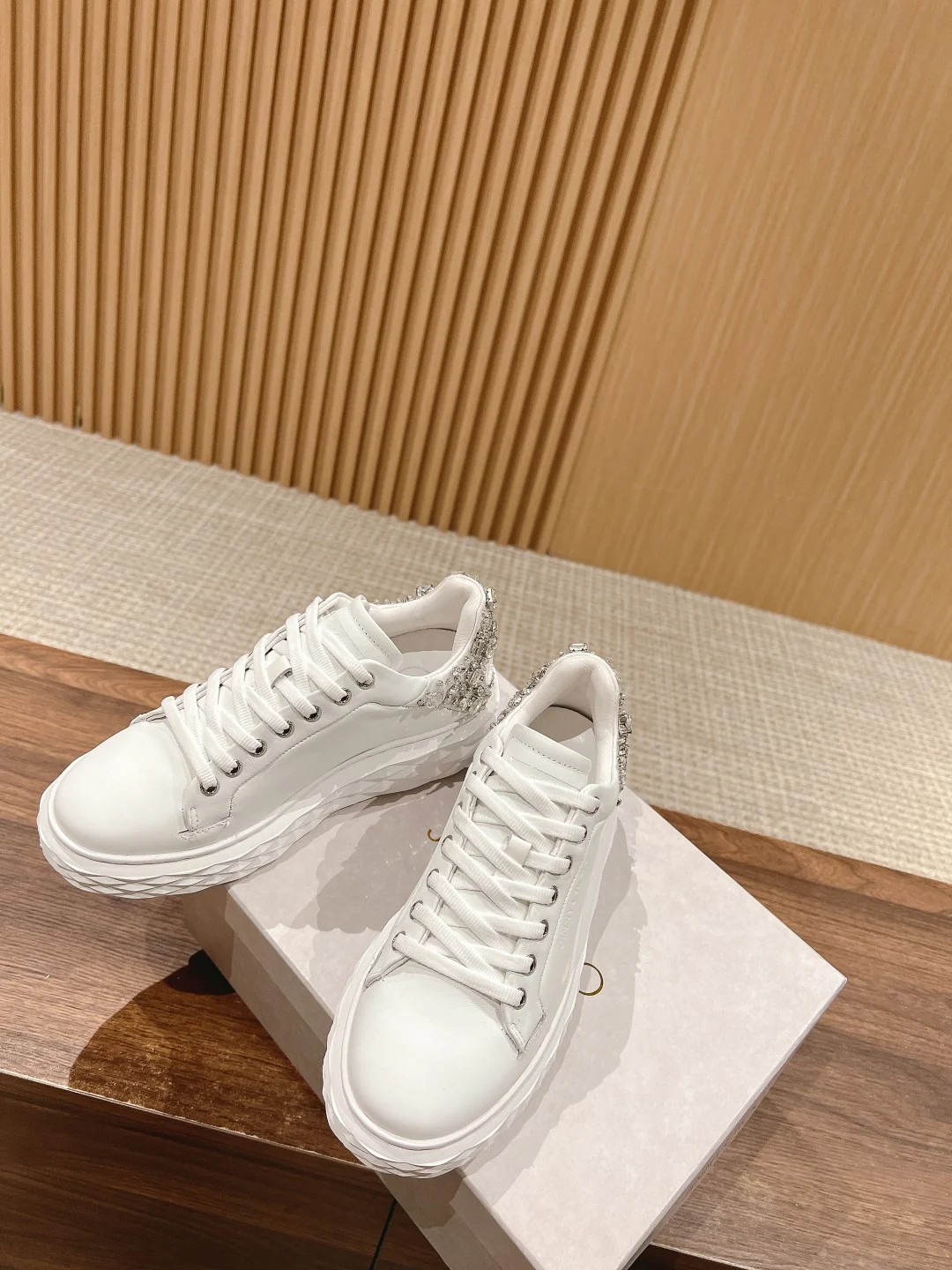 Обувь марки JC - повседневная модель 2024 года - серебристая.