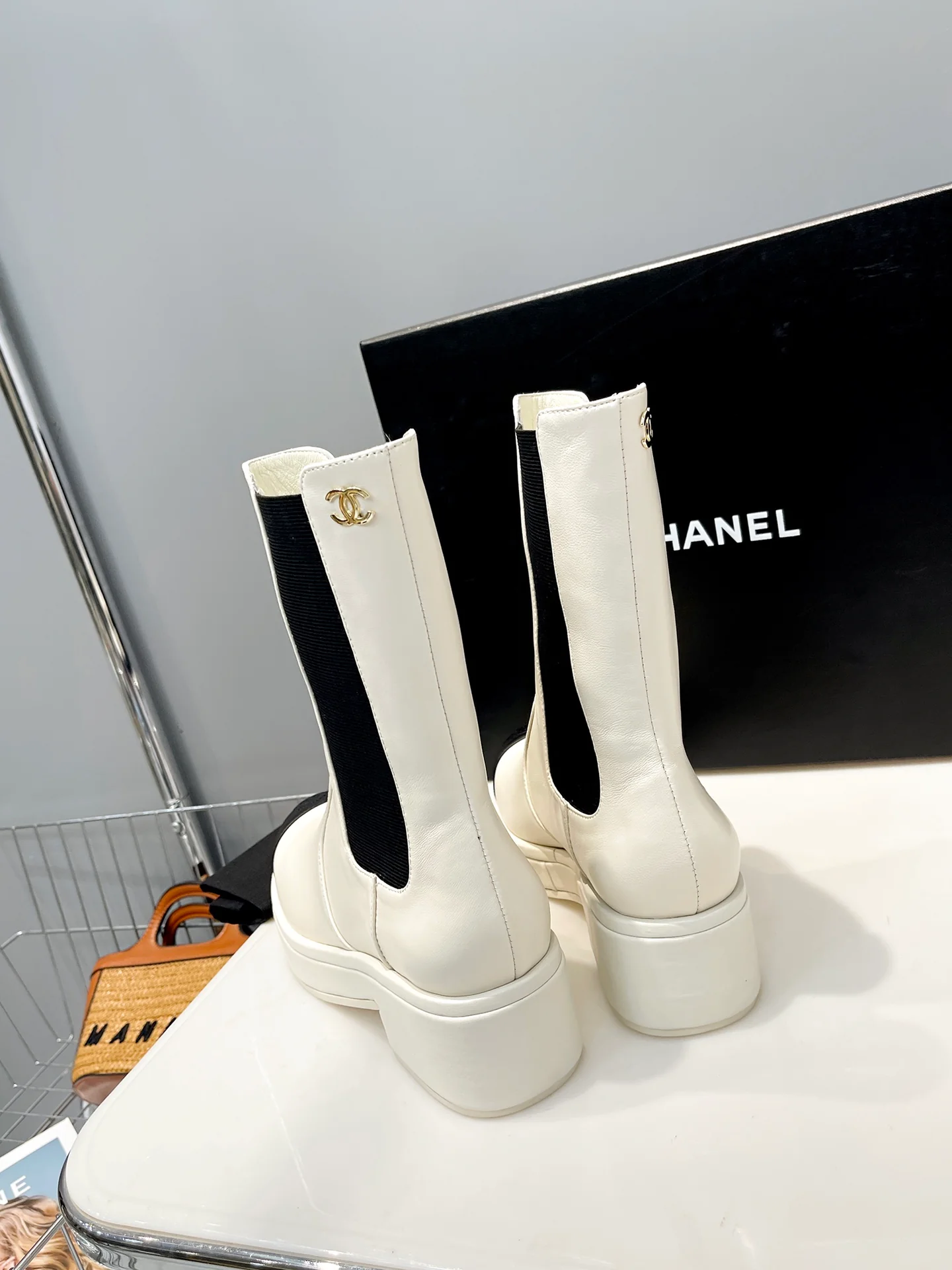 Коллекция Chanel осень/зима 2022: сапоги до середины икры премиум-класса, белые.