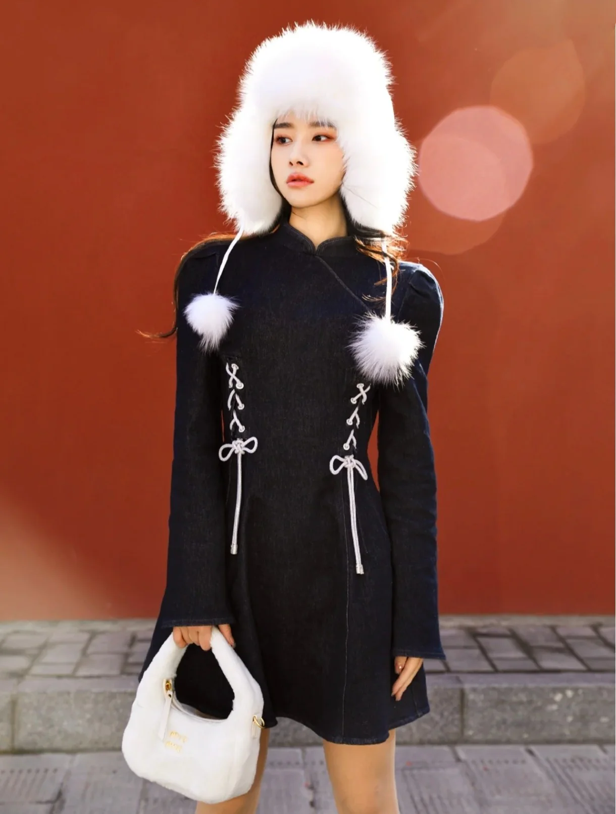 Сумка Miu Miu Wander - белая флисовая - на фото.