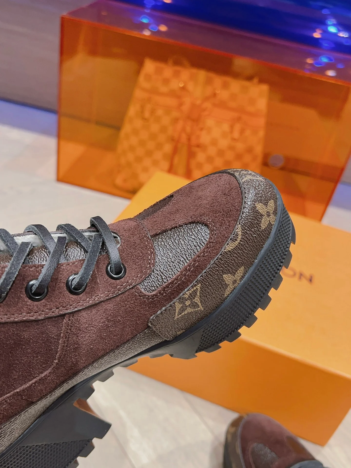 Новинка осенне-зимней коллекции LV 2023 — Ботинки Мартин на массивном каблуке — Коричневые