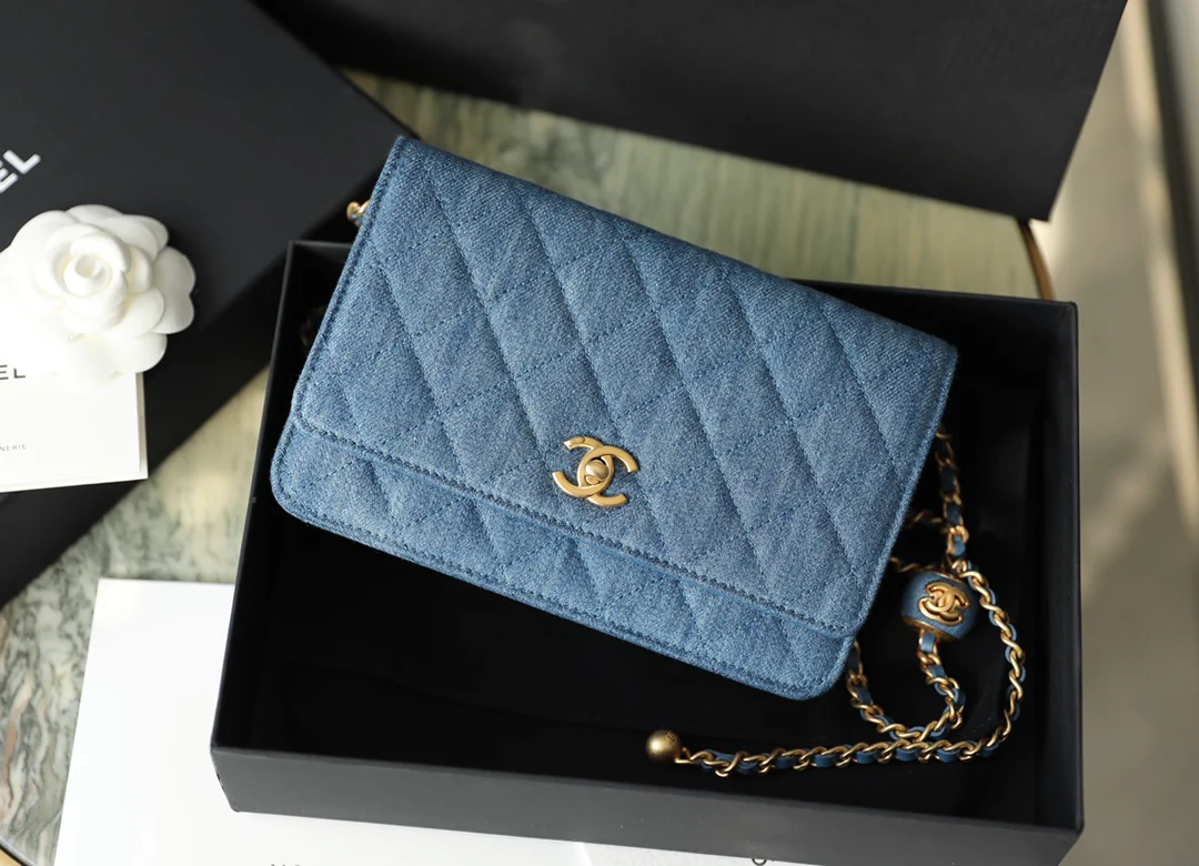 Новая весенняя коллекция джинсовой одежды Chanel - Chain Gold Ball - woc