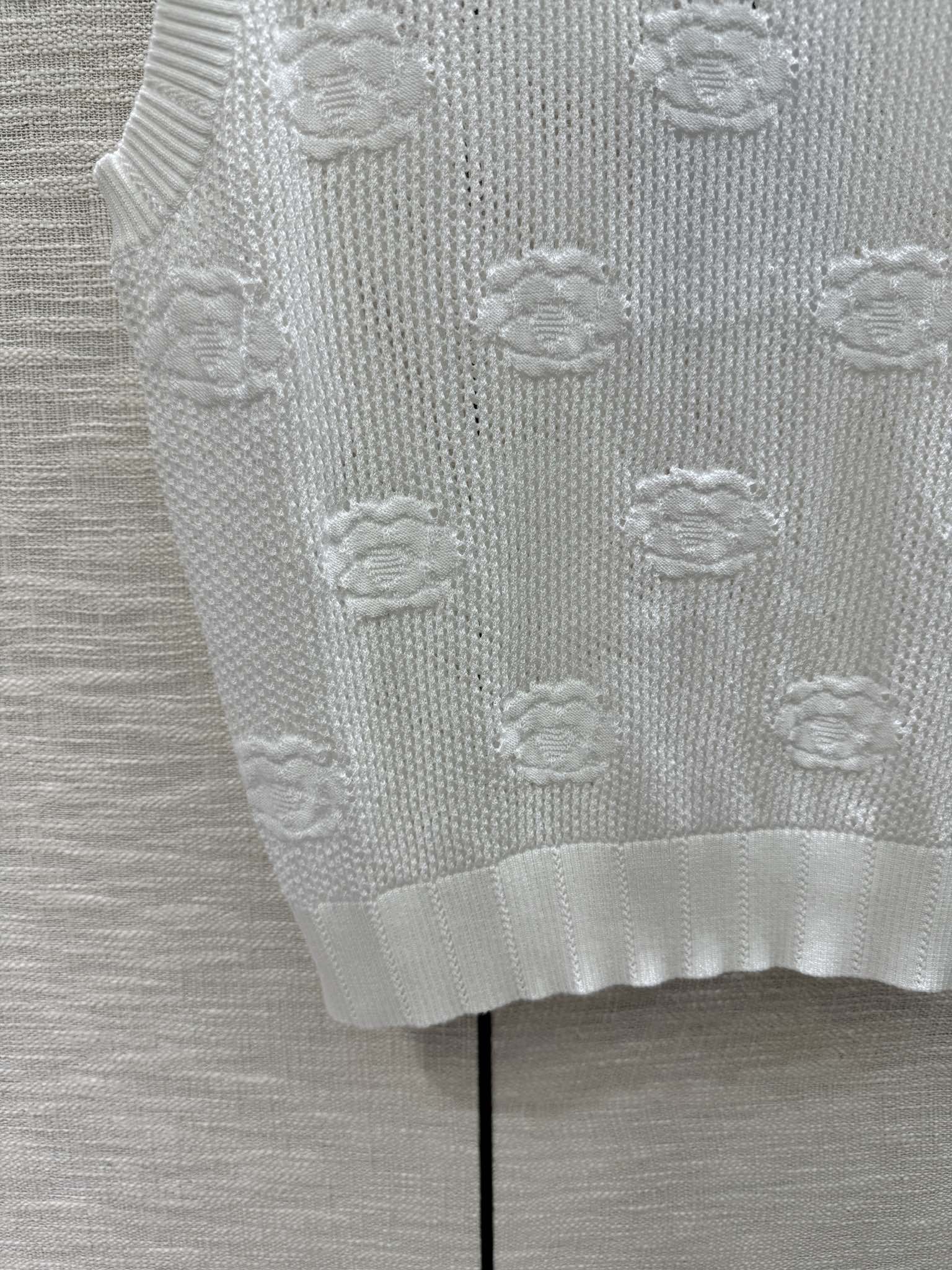 Вязаный жилет Chanel 2403 ?Камелия? с ажурной отделкой — белый.