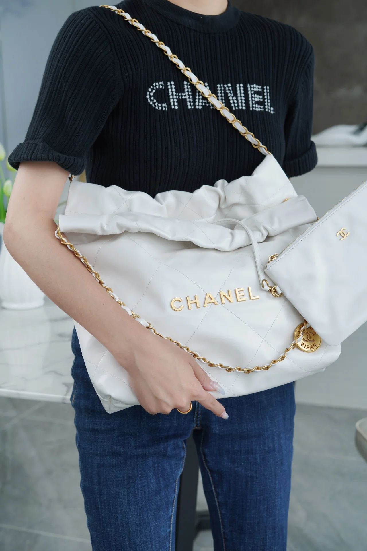 Сумка Chanel 22p 22bag, маленькая, белая, с золотой пряжкой.