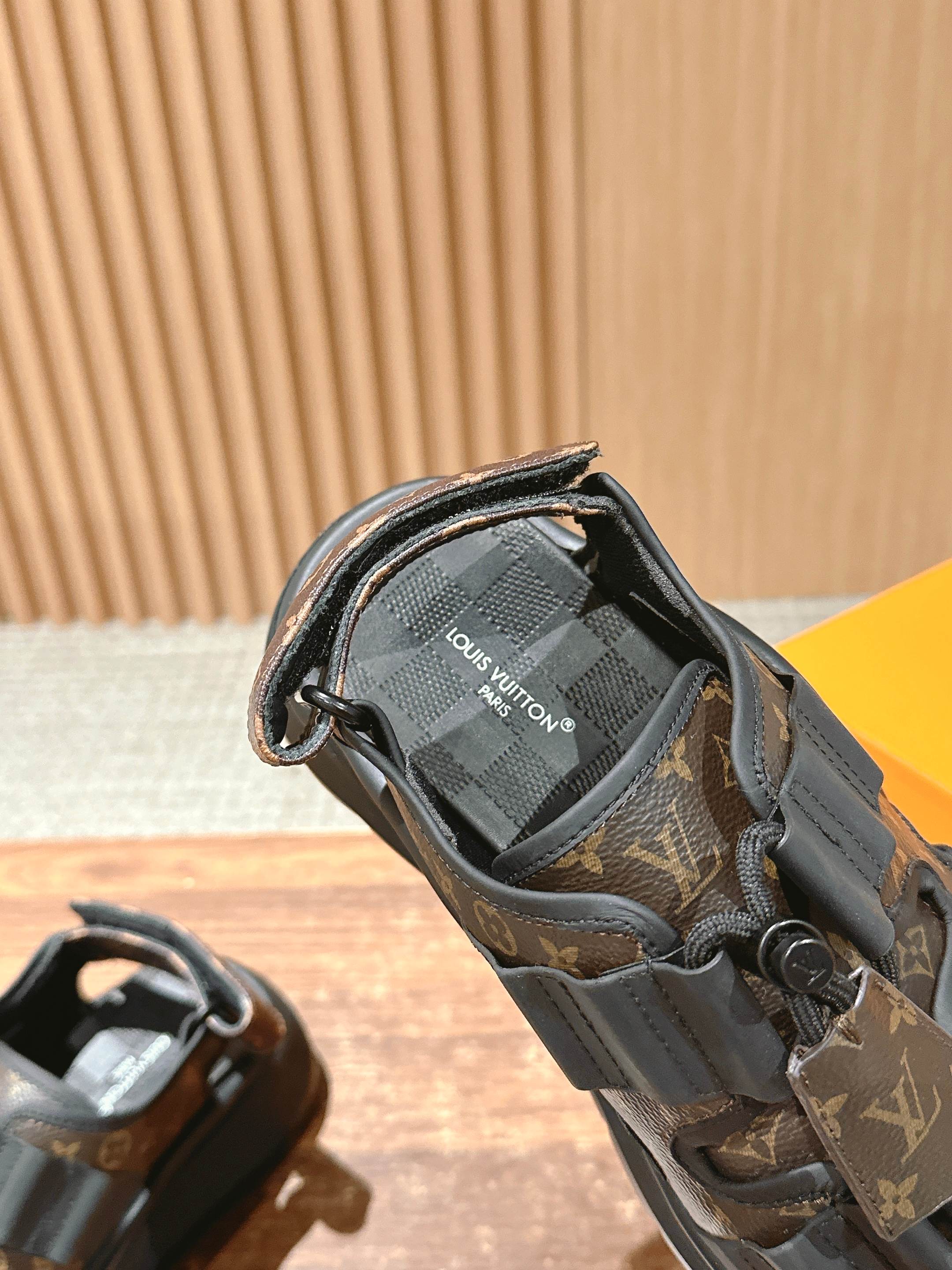 Новая коллекция LV 2025 ?Ранняя весна? — сандалии на липучках — коричневые.