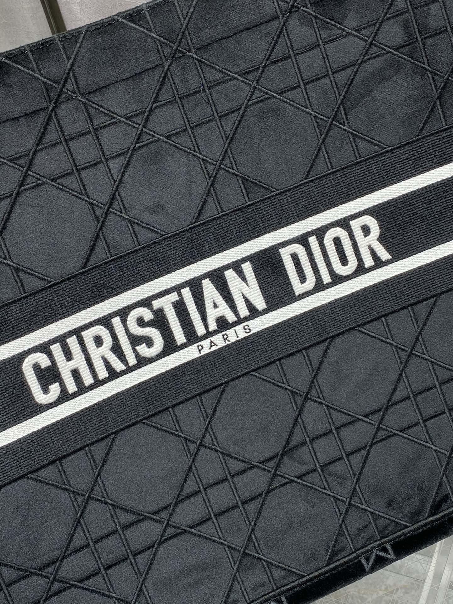 Большая сумка Dior Book Tote 41-5 см, осенне-зимняя коллекция, бархатная, с ромбовидным узором - 1