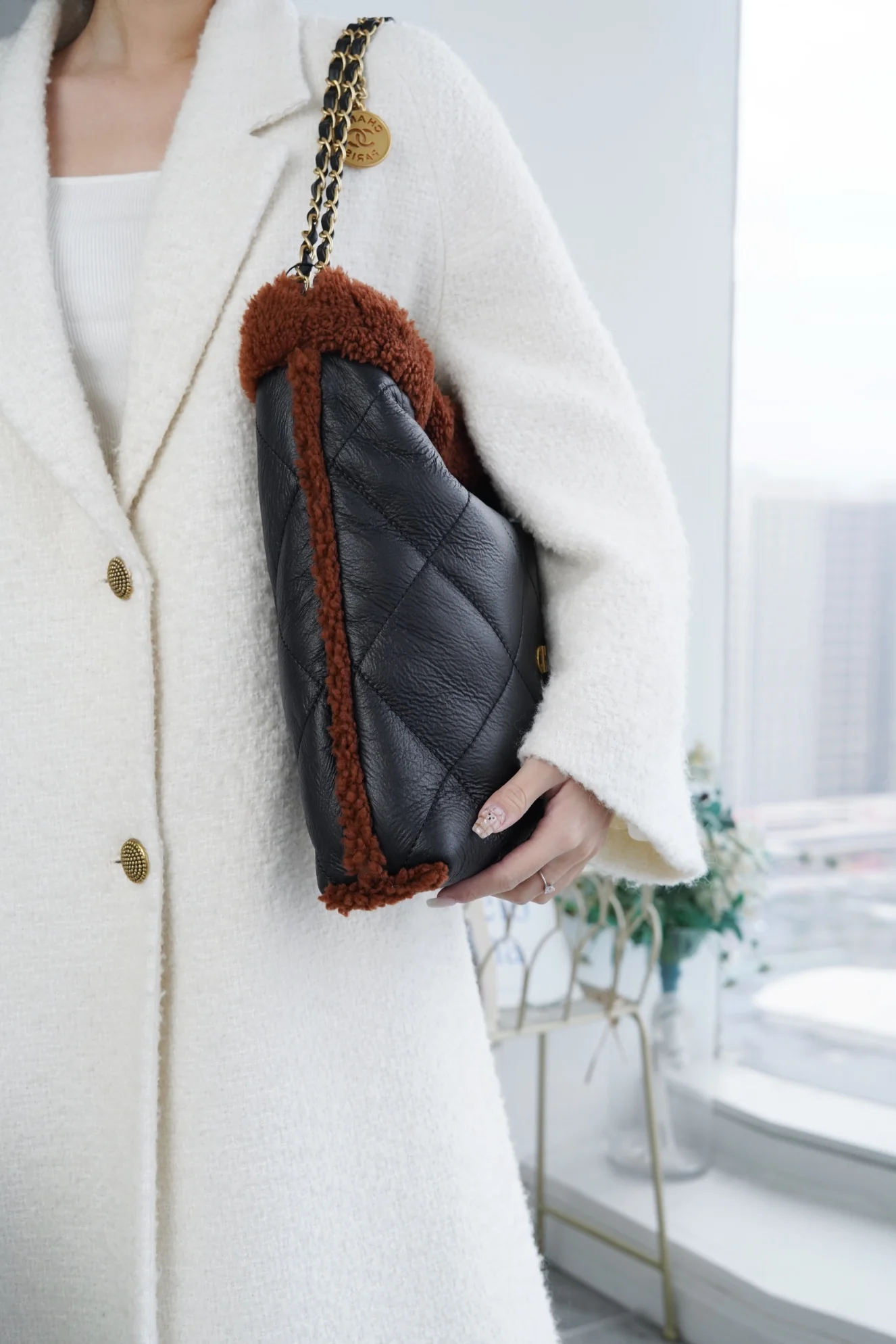 Сумка Chanel No. 22 — вариант с овчиной — чёрно-коричневая.