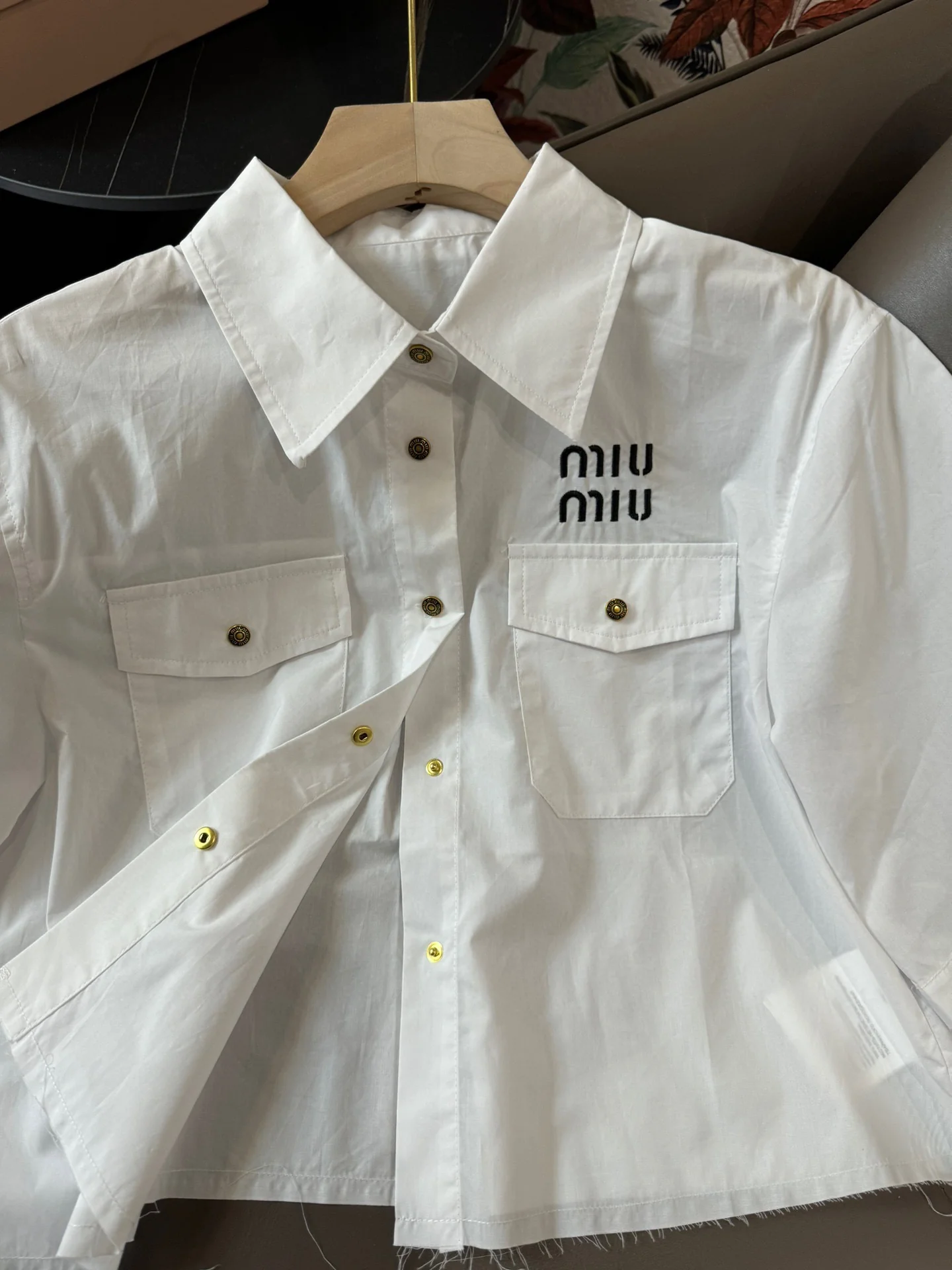 Miu Miu - 2404 - 24ss Новая футболка с коротким рукавом и вышивкой букв