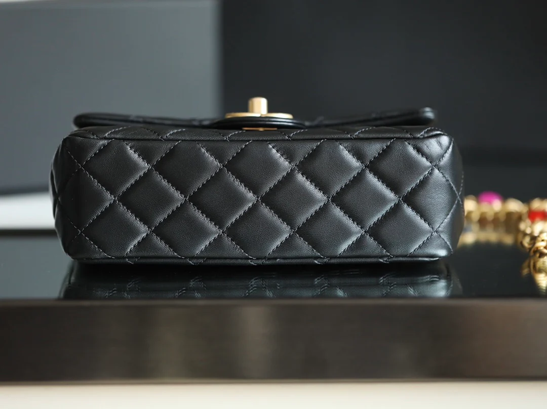 Сумка Chanel CF с клапаном и цепочкой с драгоценным камнем