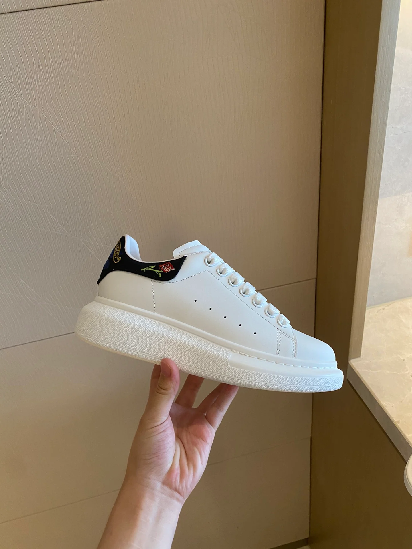 McQueen - Классические белые кроссовки - Bee