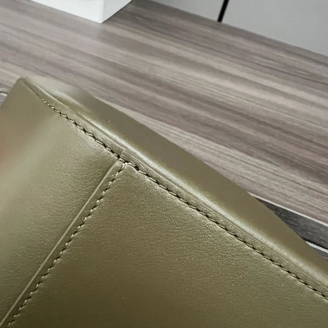 Сумка-хобо Loewe Hammock — темно-зеленая.