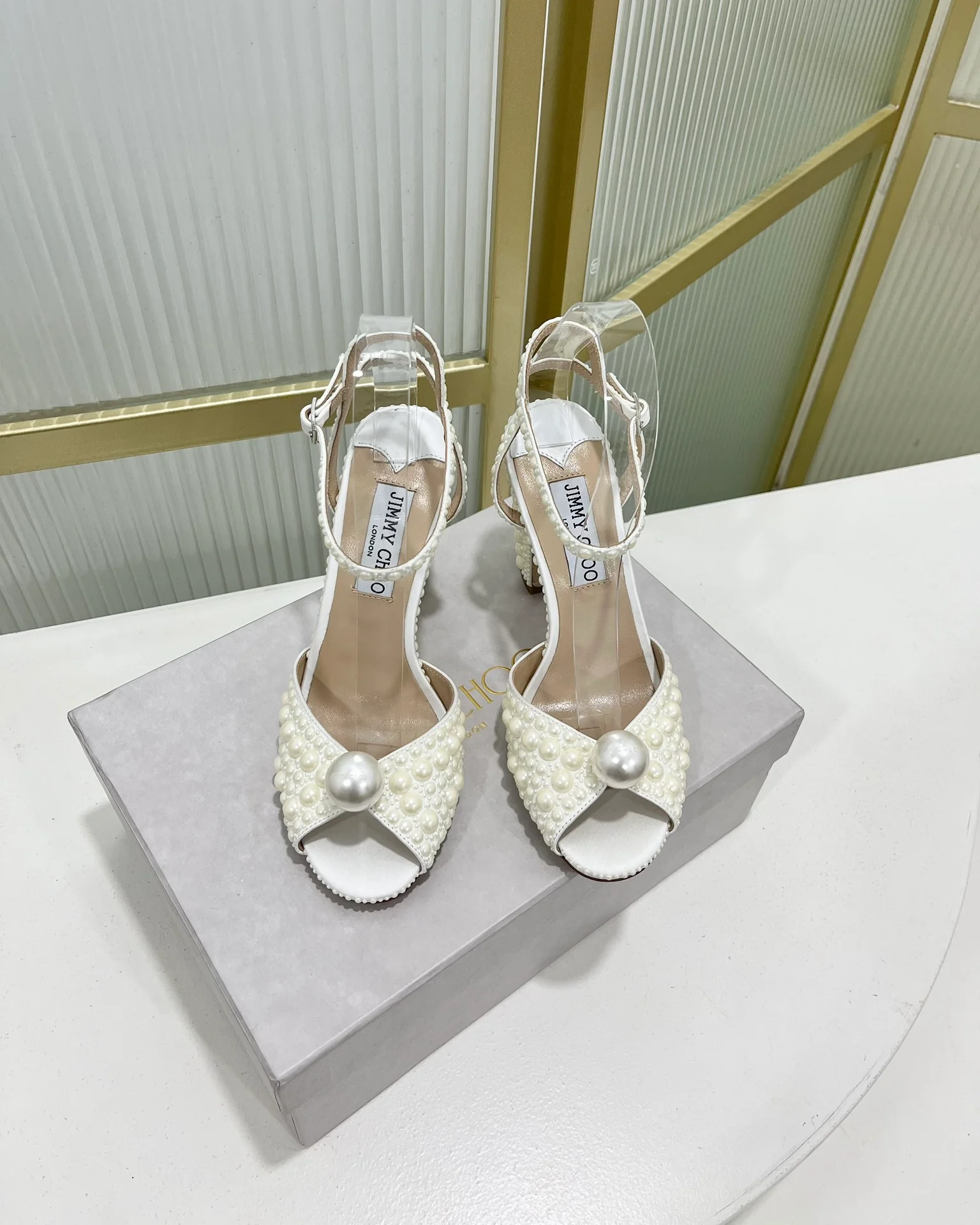 Сандалии Jimmy Retro Pearl Series на толстом каблуке средней высоты - белые.