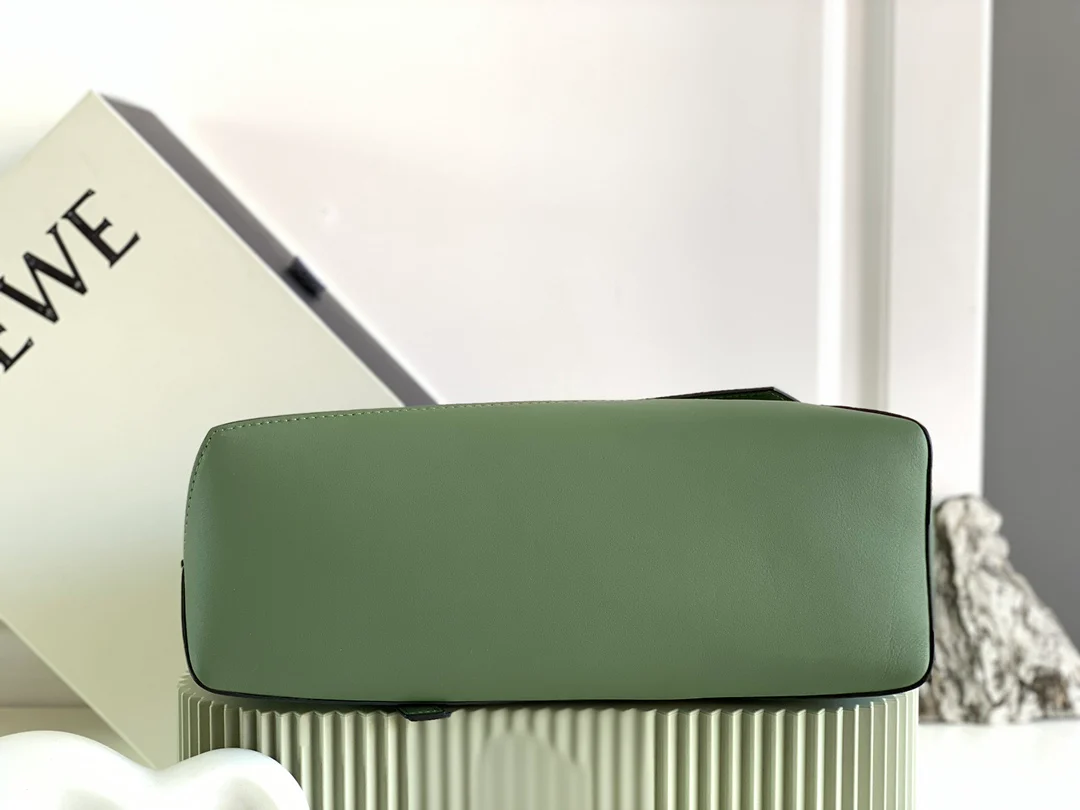 Сумка-хобо Loewe Puzzle, наплечная, из кожи наппа, зеленая.