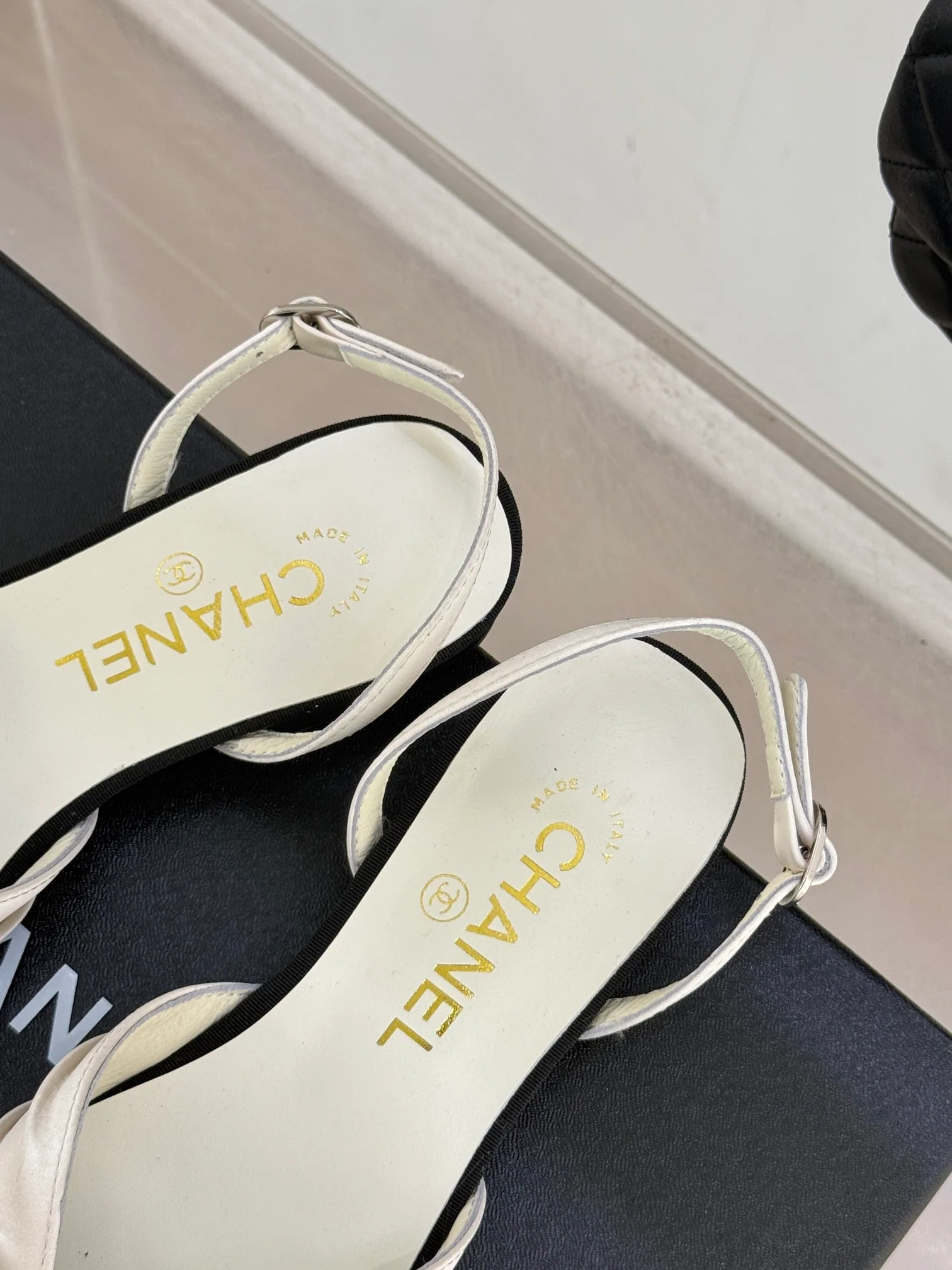 Сандалии Chanel 2024 с атласным бантом - белые