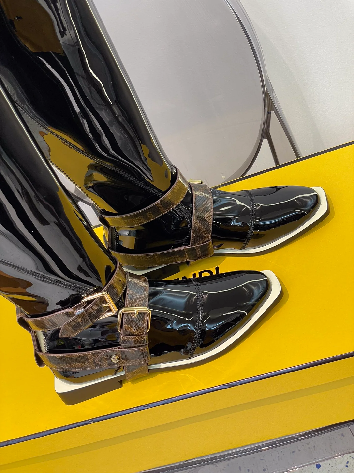 Fendi - Лакированные сапоги до колена в британском стиле с лоскутным дизайном - Черные