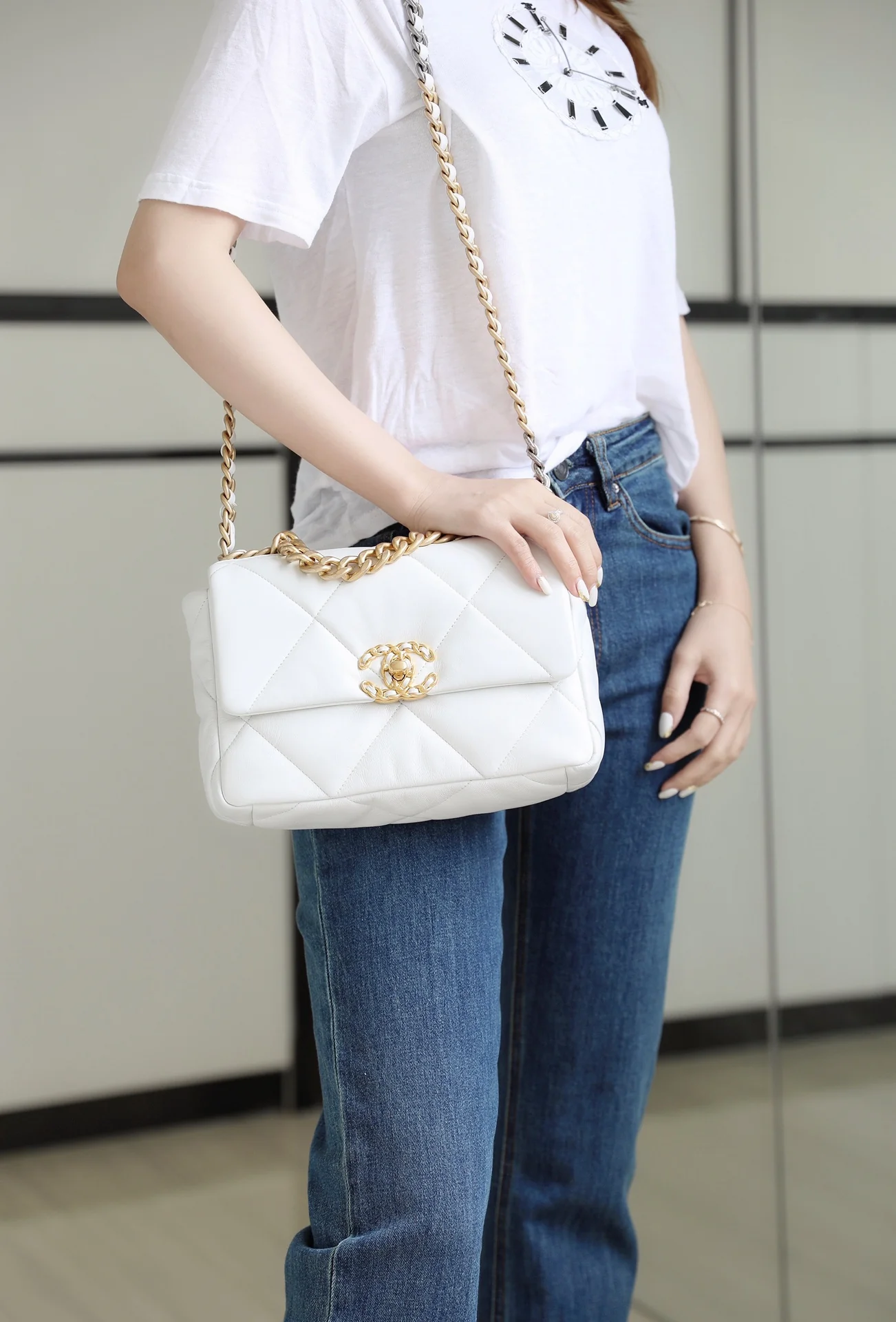 Сумка Chanel 19 - маленькая, белая.