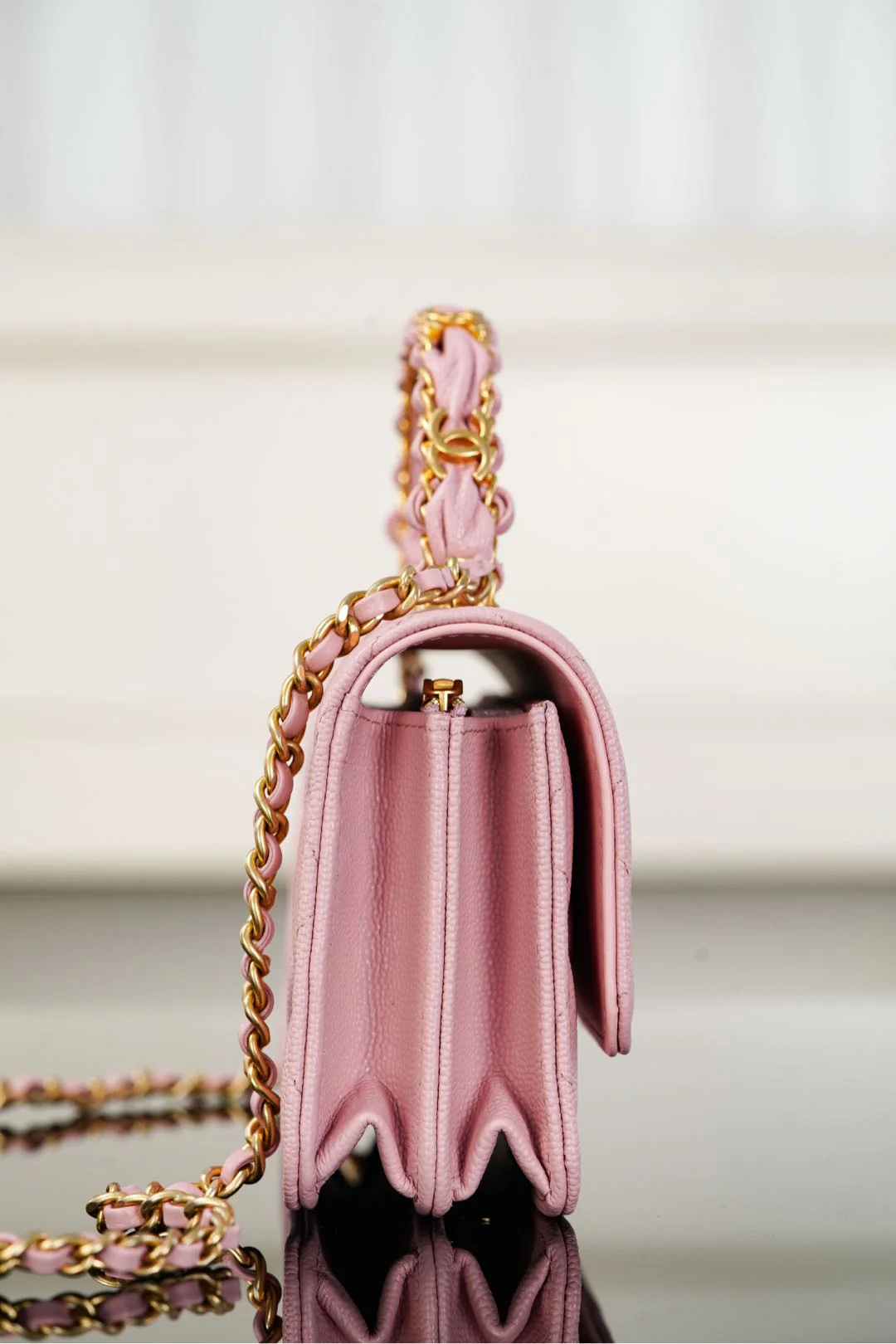 Сумка-гармошка Chanel 25b Double C с двойной ручкой, розовая, с золотой пряжкой.