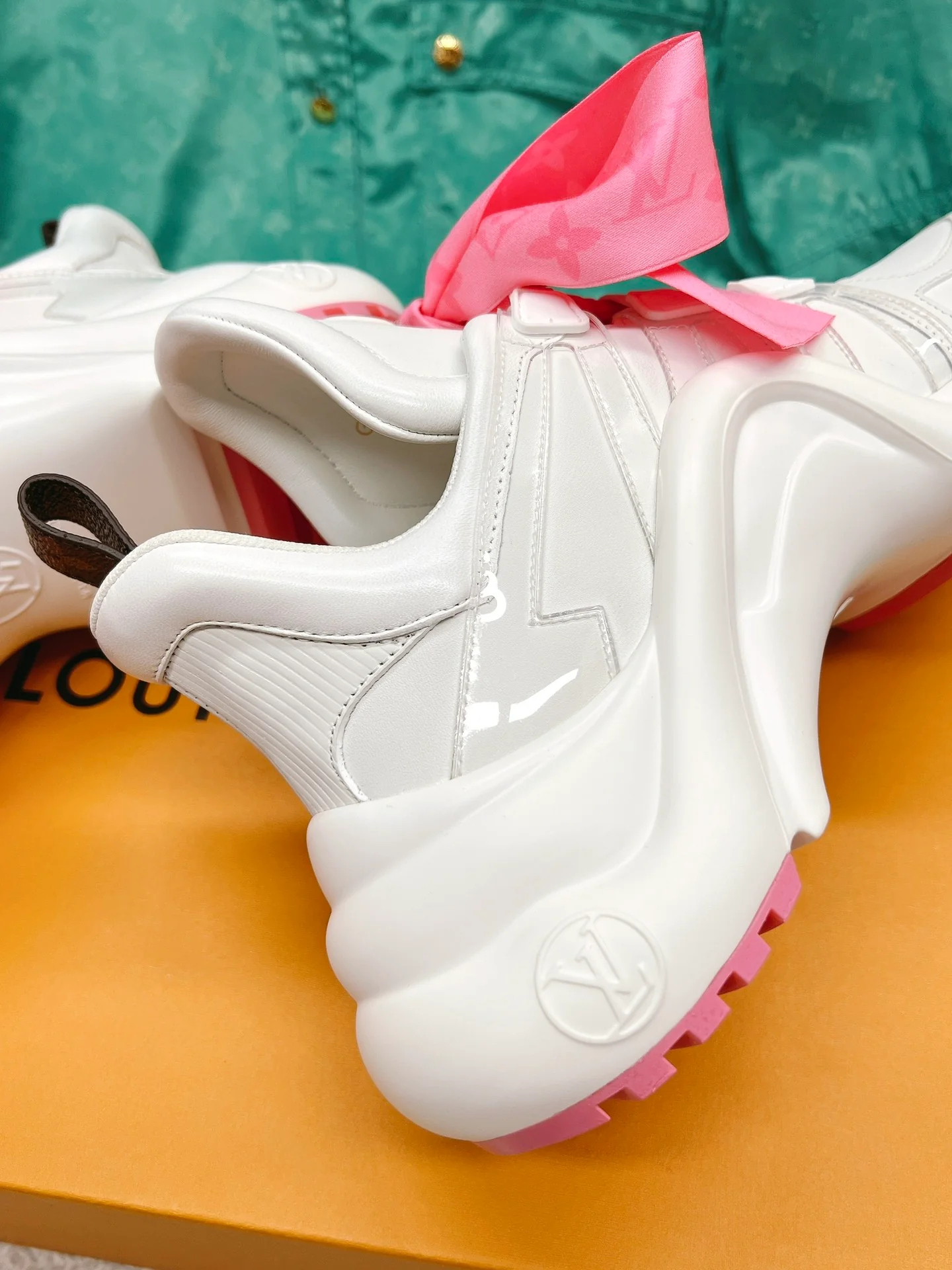 Новые поступления LV Archlight - массивные кроссовки на шнуровке с бабочками - розовые на шнуровке