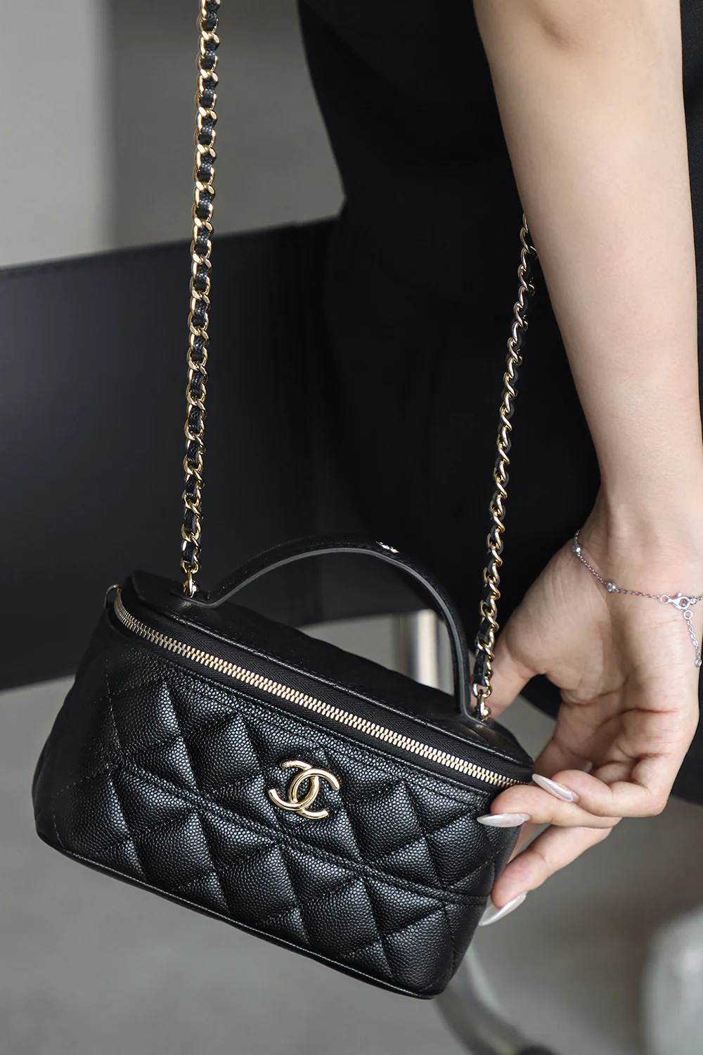 Косметичка Chanel 25c - Черная - Фурнитура из светлого золота