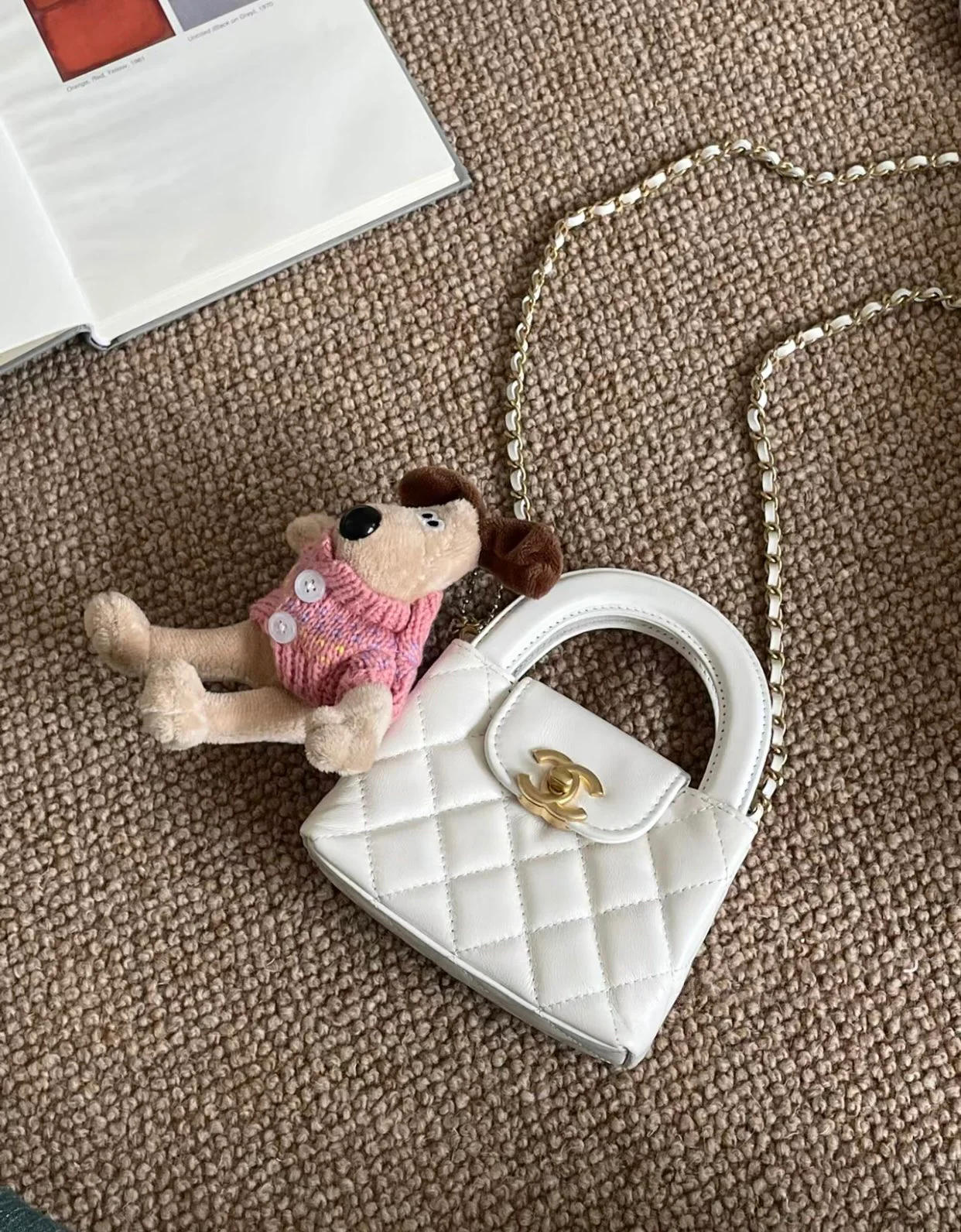 Миниатюрная сумочка Chanel Kelly на цепочке, белая.