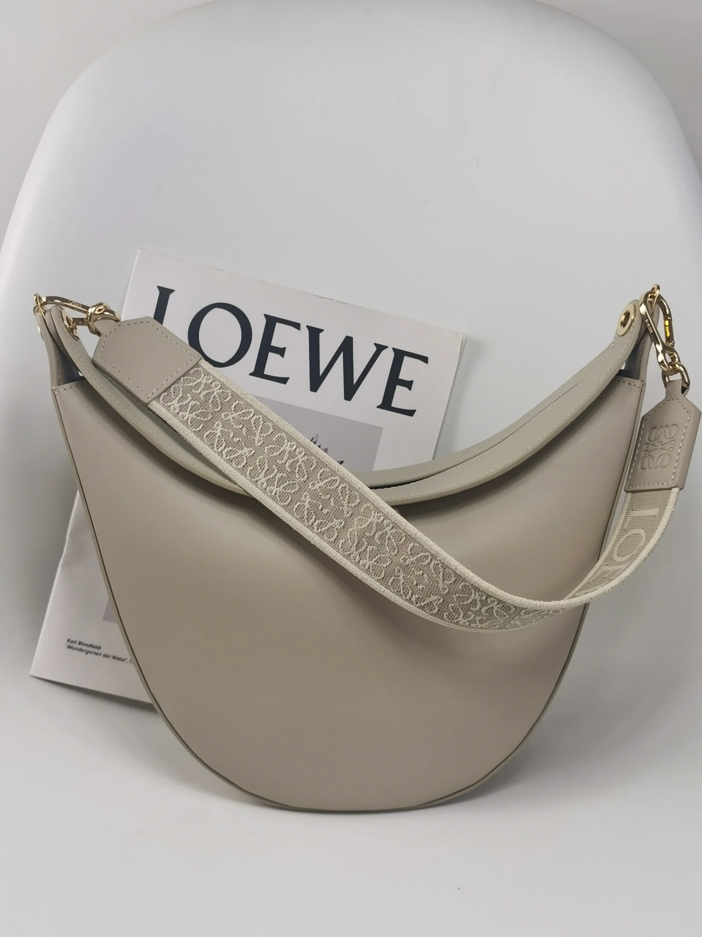 Сумка Loewe Luna Moon Bag - жаккард из атласной телячьей кожи - кремовый цвет