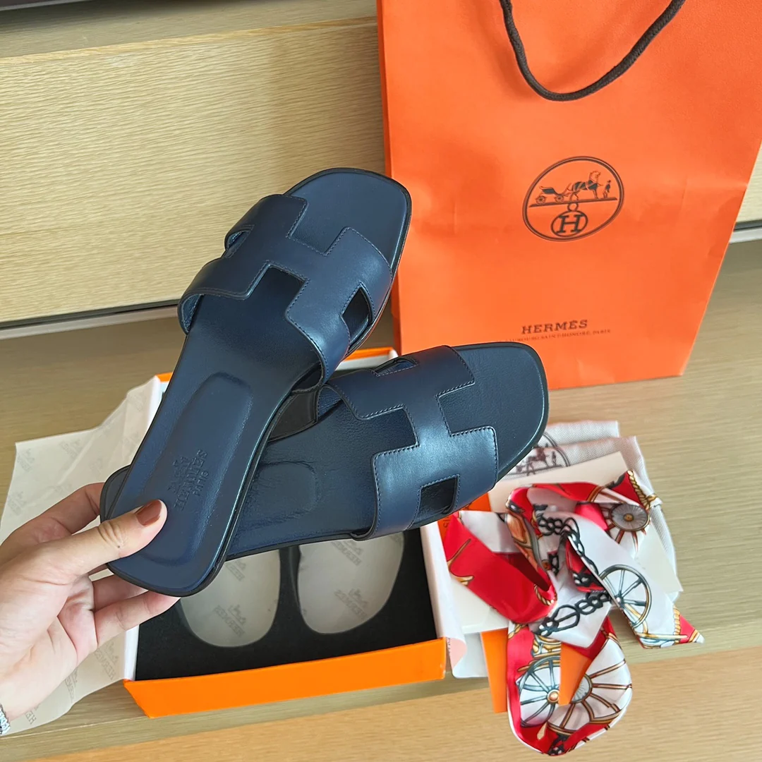 Сандалии Hermes на плоской подошве - верх из однотонной кожи - подошва, полностью закрывающая стопу - 1