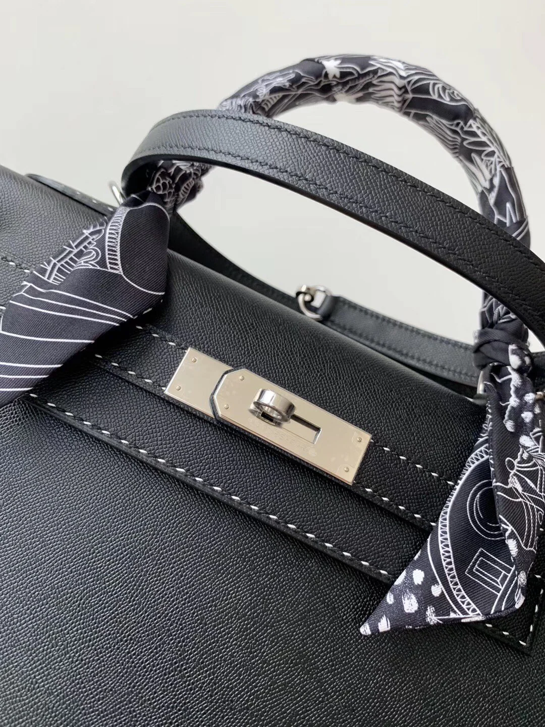 Сумка Hermes Limited Edition Miss You Kelly 28 — черная с серебряными пряжками — внешний шов