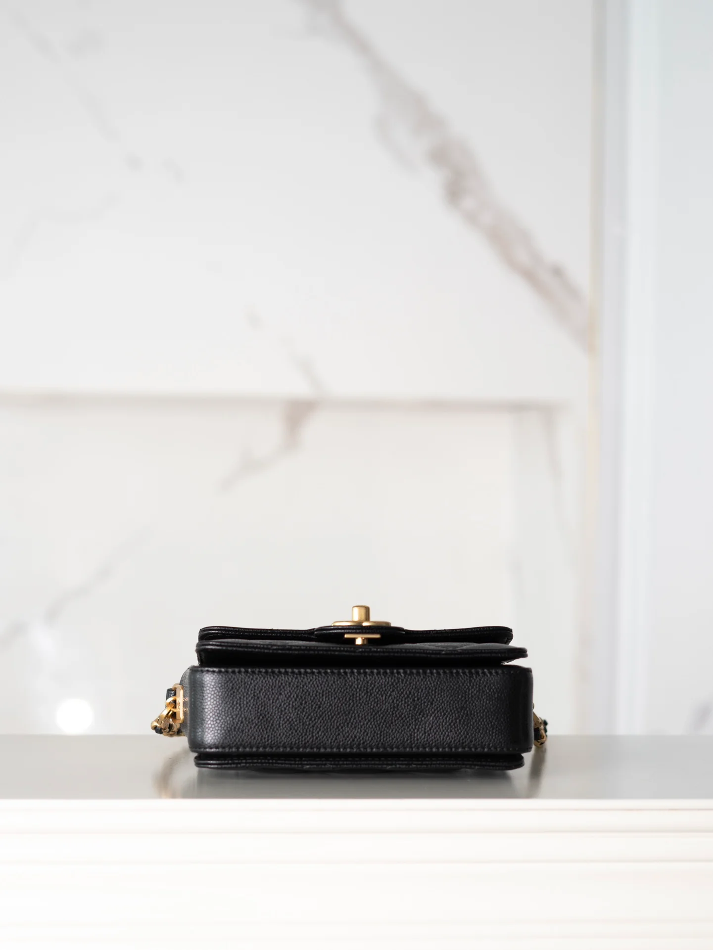 Мини-сумочка Chanel с клапаном и ручкой - черная