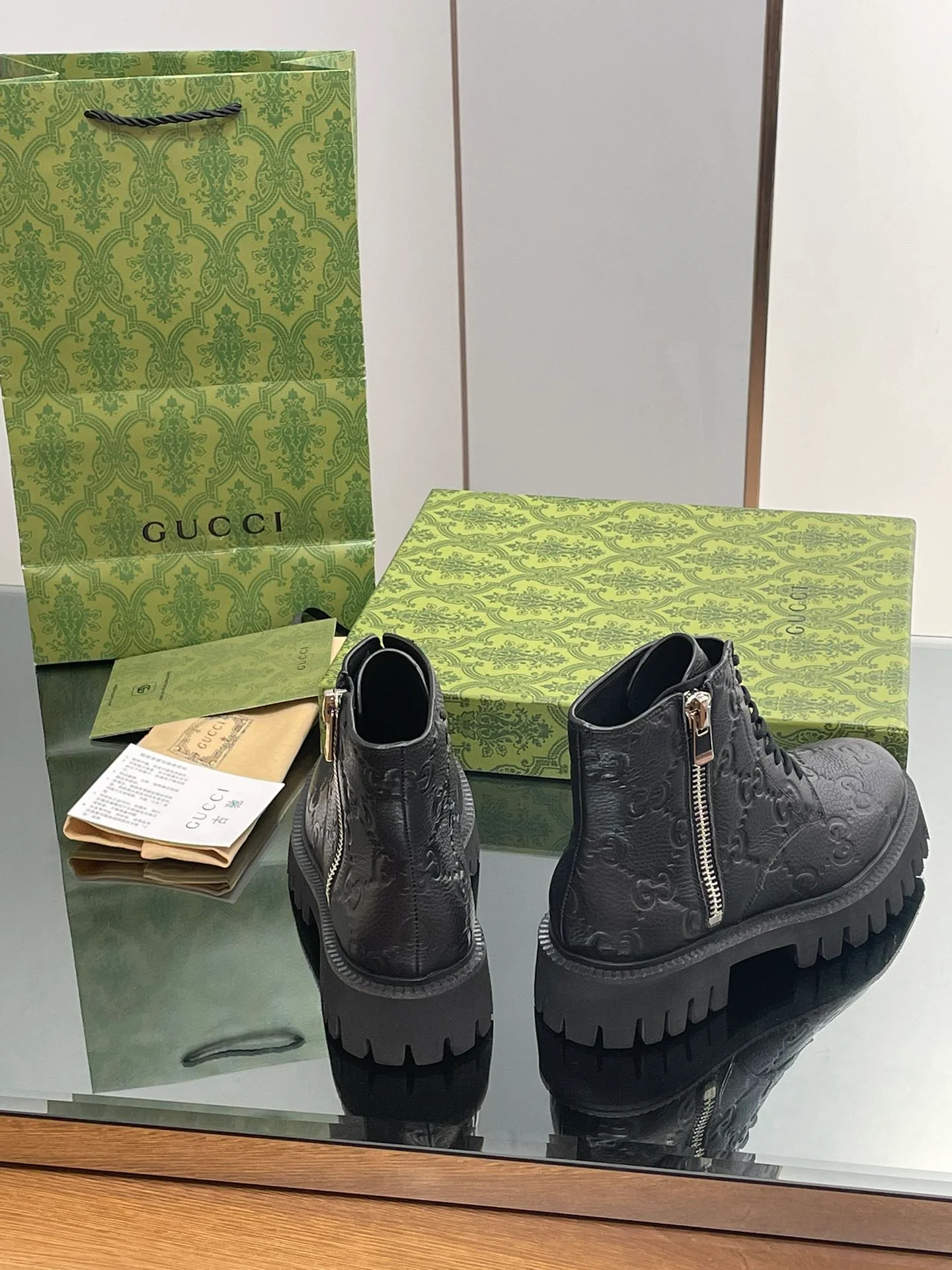 Новинка сезона осень/зима 2023 от Gucci - Ботильоны с тиснением Double G - Черные