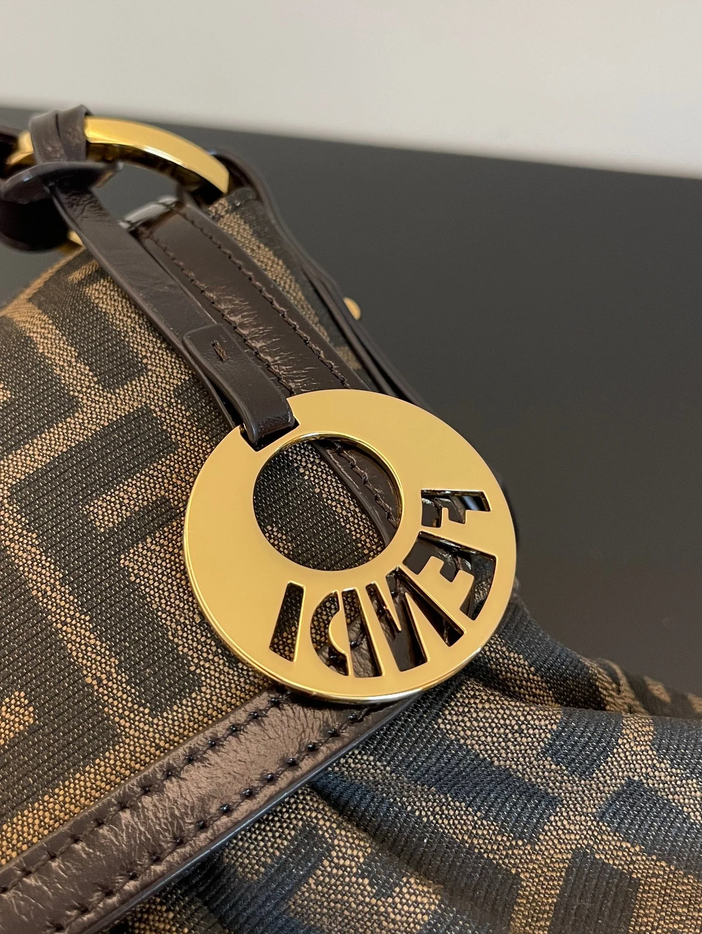 Большая винтажная сумка Fendi Monogram Ingot