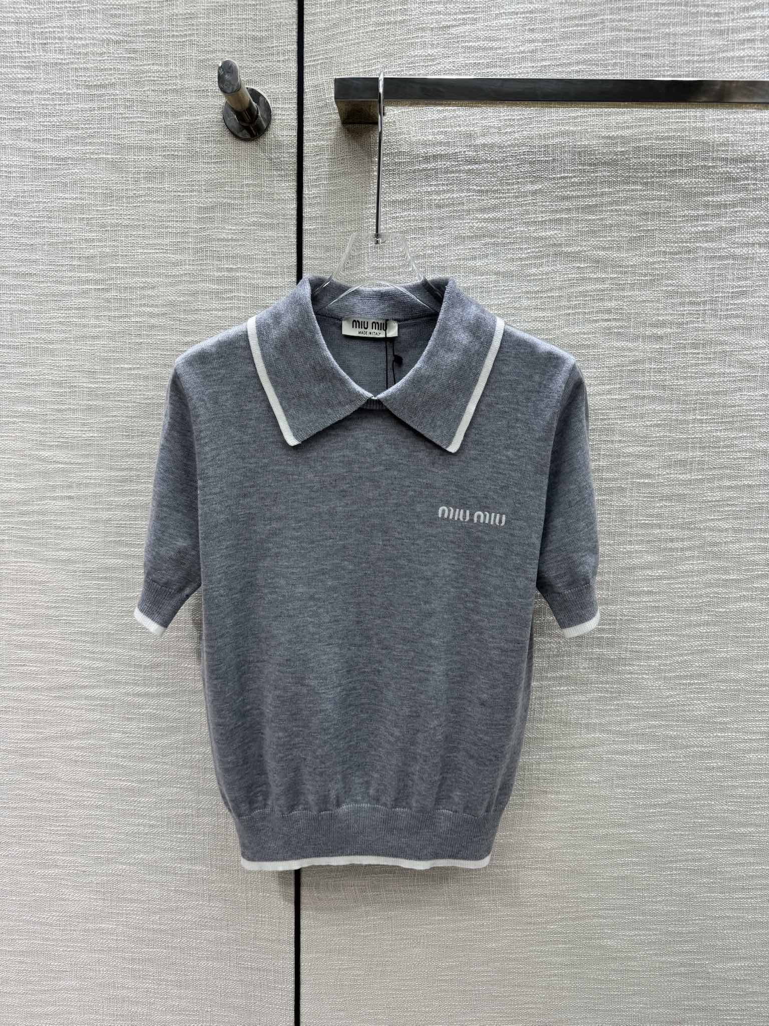 Miu Miu - 2404 - Трикотажная футболка-поло с коротким рукавом и воротником-поло в стиле колор-блок - Серая