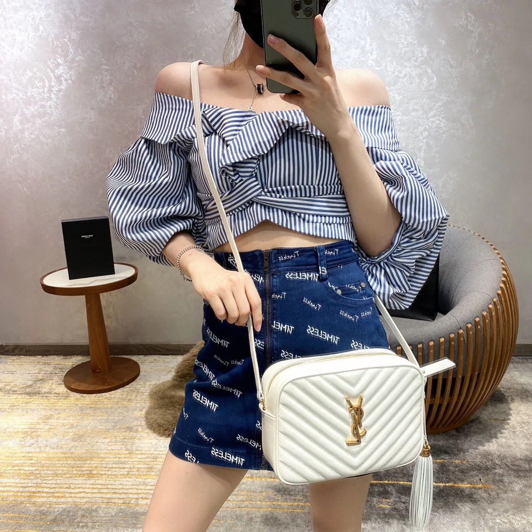 Фотосумка YSL Lou Bag — белая с золотой фурнитурой.