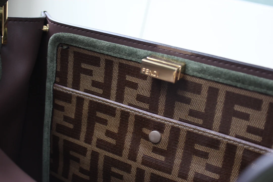 Сумка Fendi Peekaboo Lite Medium из зеленой замши.