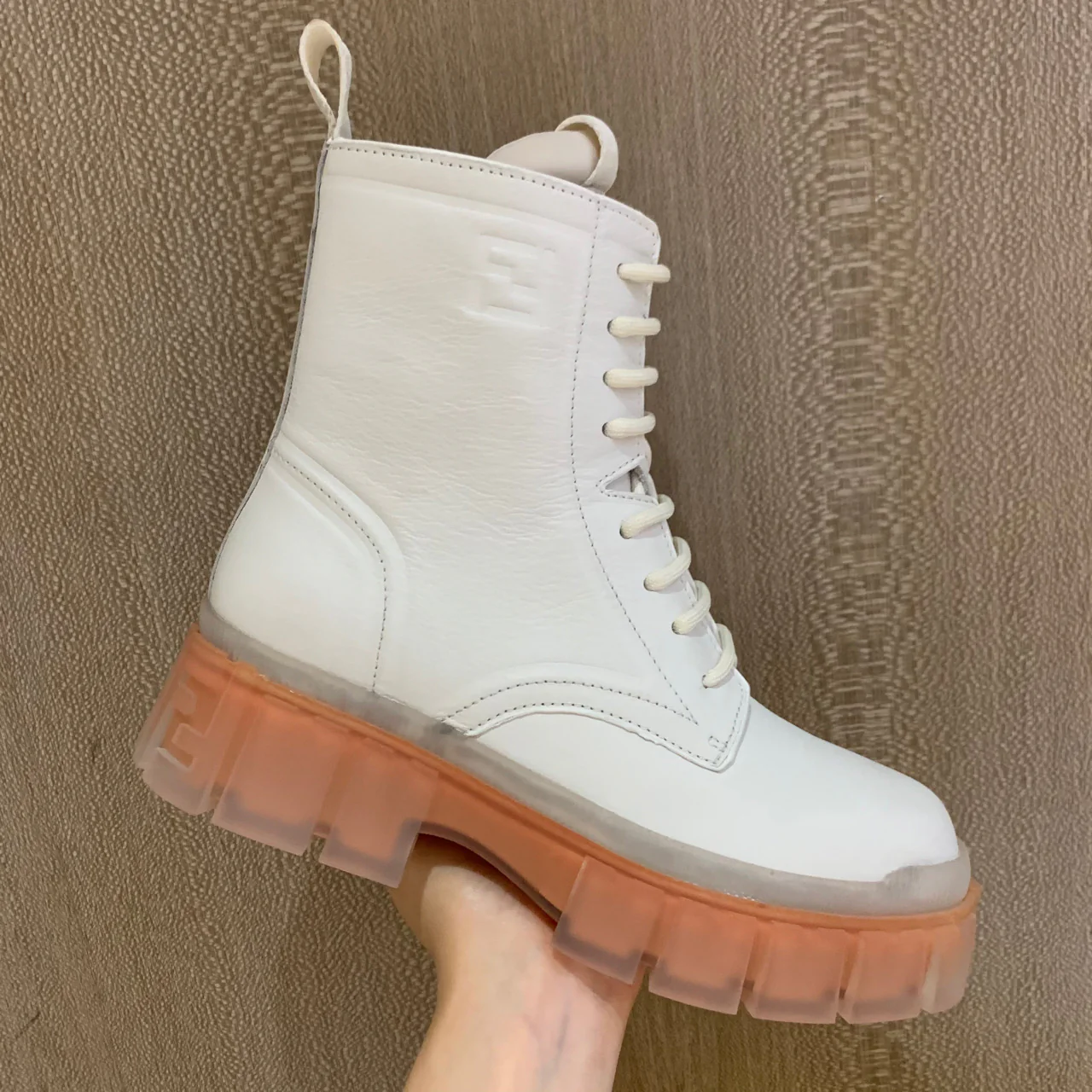 Ботинки Fendi на платформе со шнуровкой, белые.