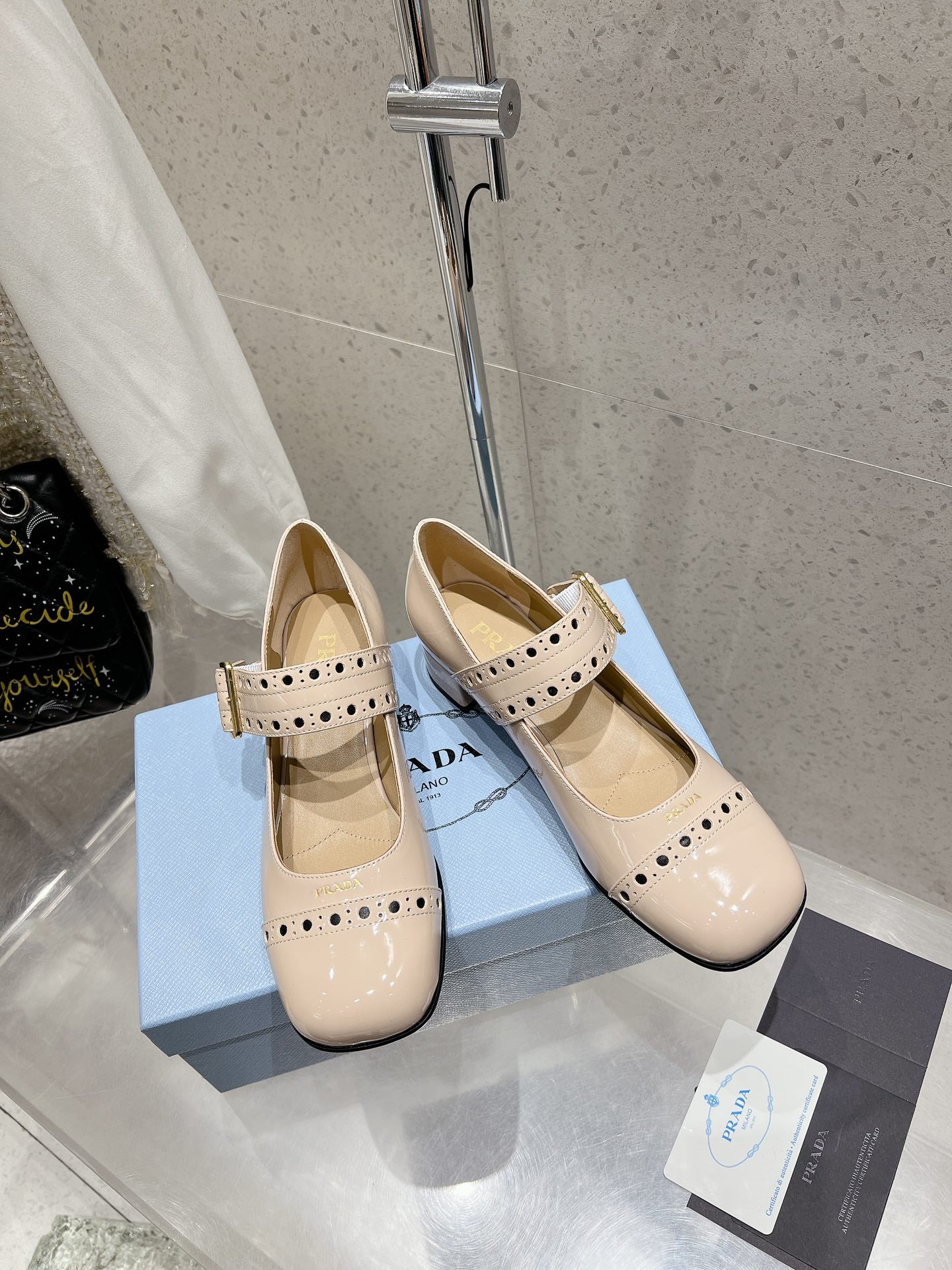 Классические туфли-мэри джейн Prada с закругленным носком - абрикосовый цвет