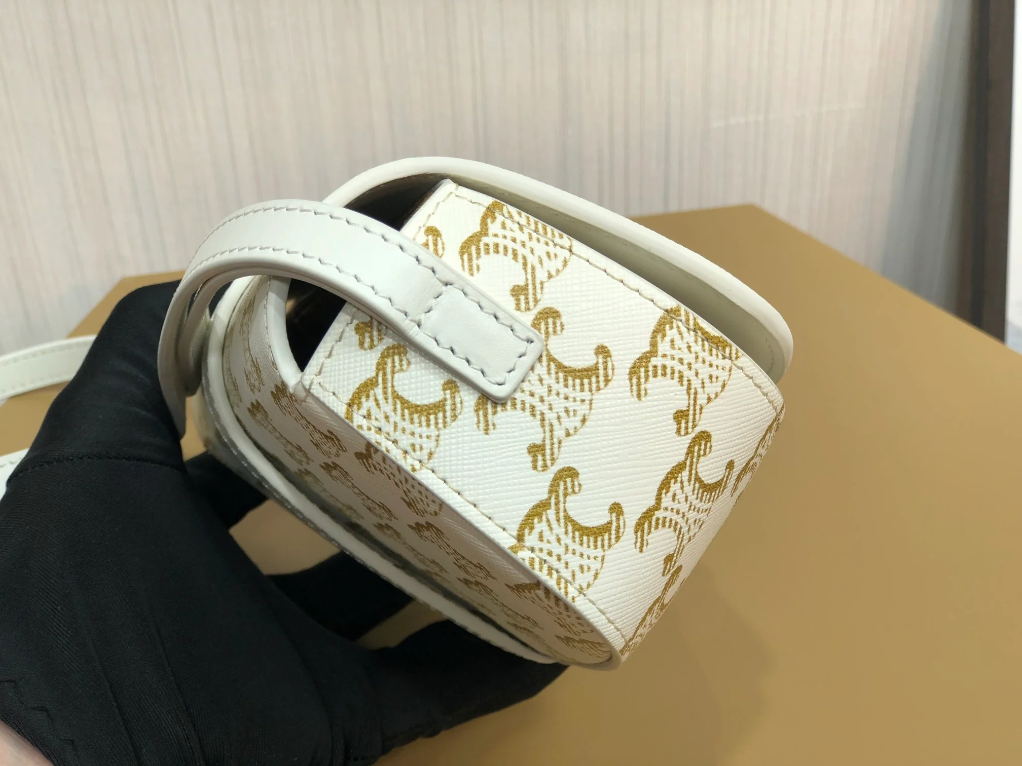 Мини-клатч Celine Taboo с замком в форме замка — белый с монограммой.