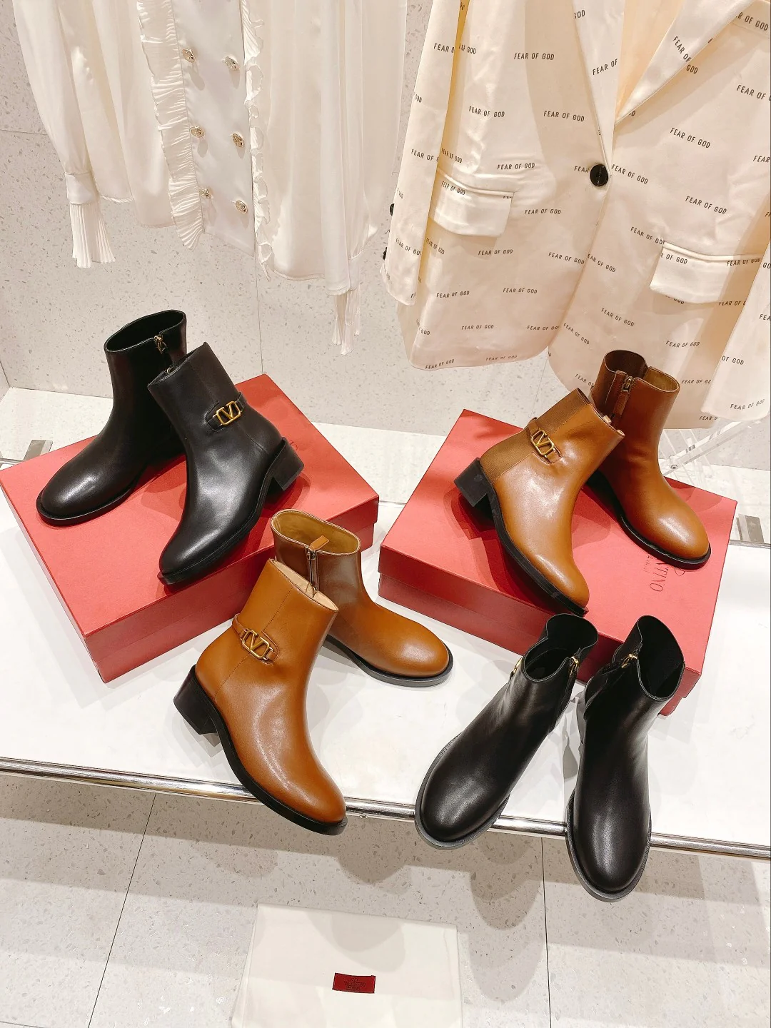 Ботильоны на низком каблуке от Valentino - изображение из коллекции