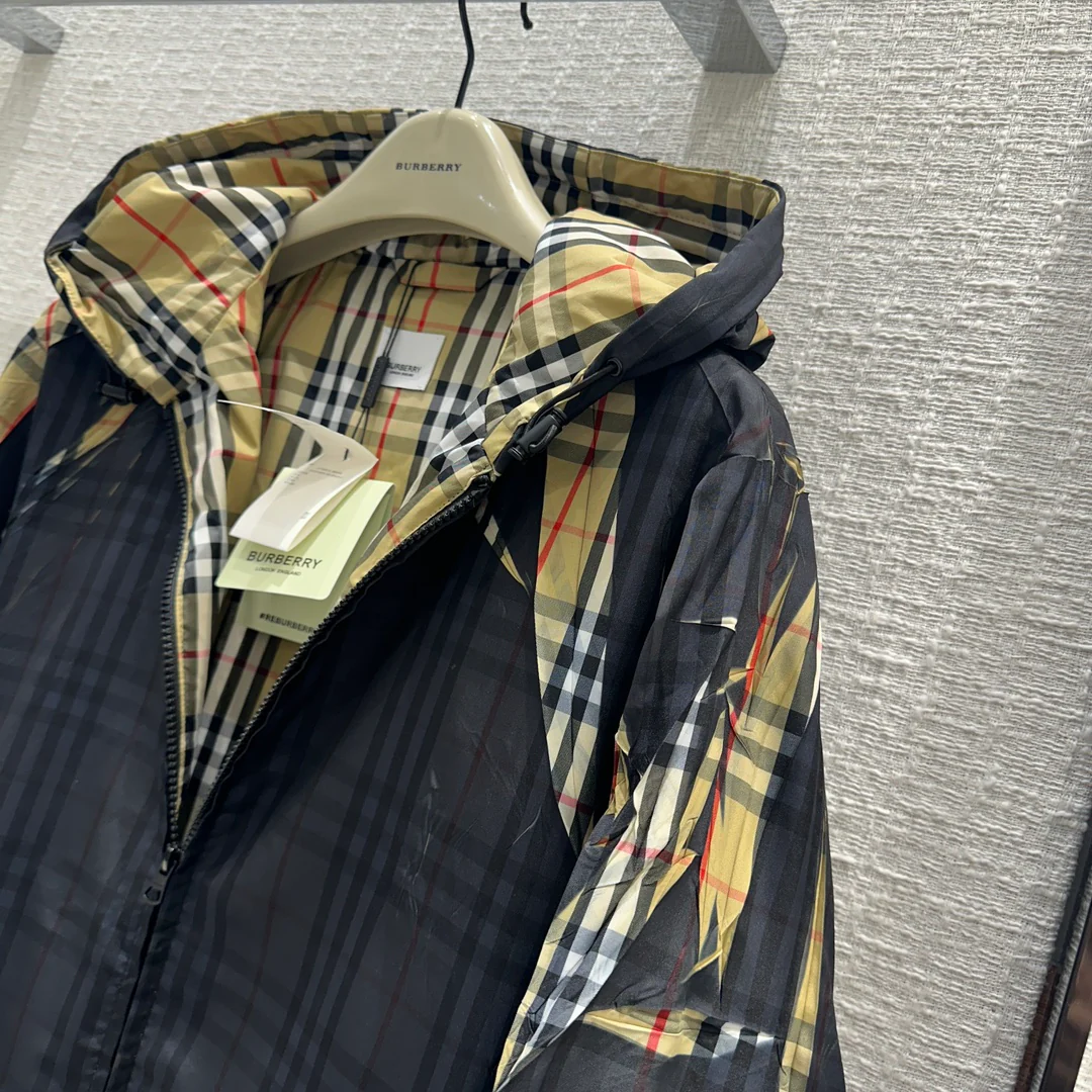 Burberry - 2403-24 Новинка ранней весны. Куртка с капюшоном в клетку.