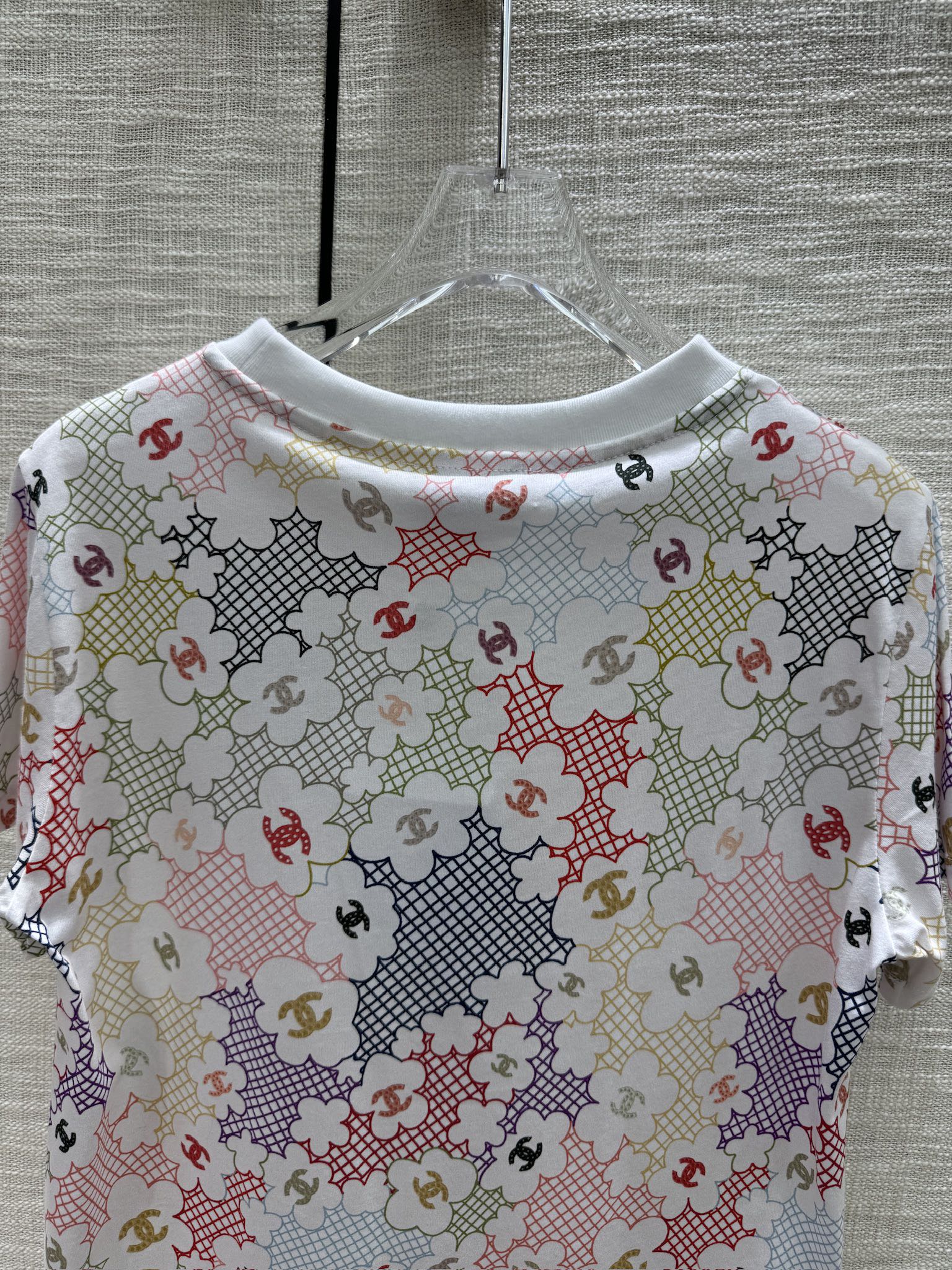 Футболка Chanel 2403 с круглым вырезом и короткими рукавами, украшенная множеством пайеток.