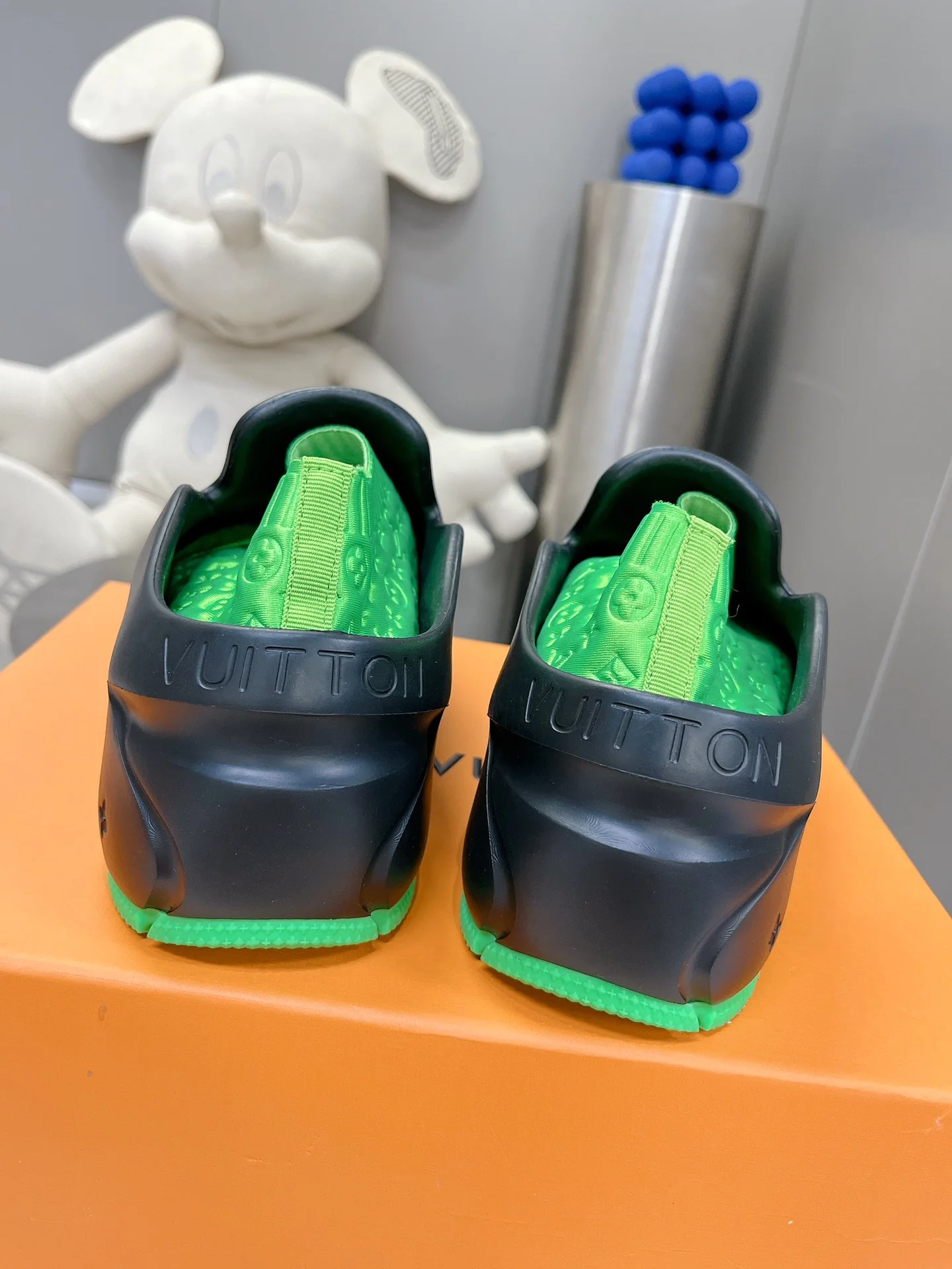 Обувь с показа мод LV 2023 - Crocs в форме акулы - черно-зеленая