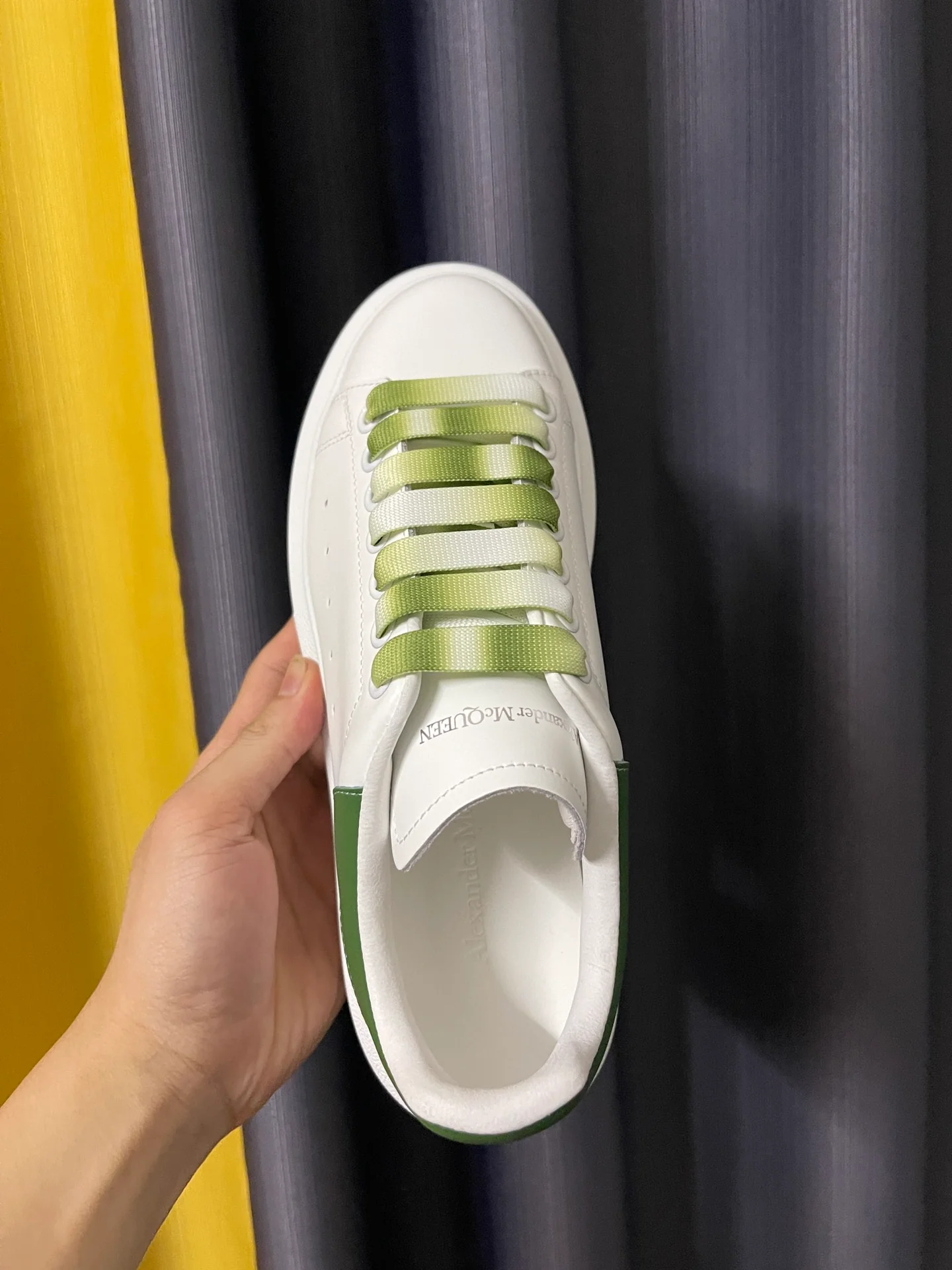 Классические белые кроссовки McQueen - унисекс - зеленый каблук
