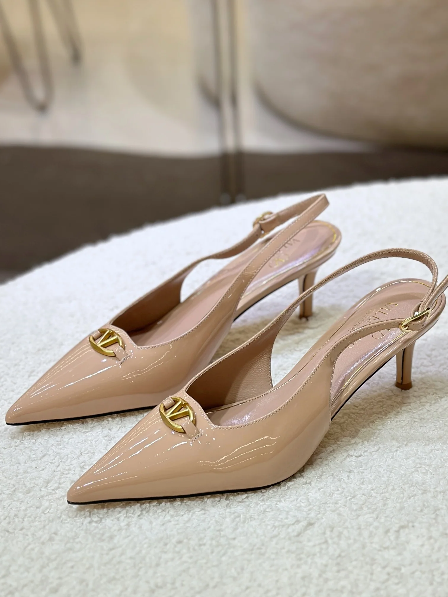 Босоножки на высоком каблуке Valentino 2024 с логотипом и пряжкой - абрикосовый цвет