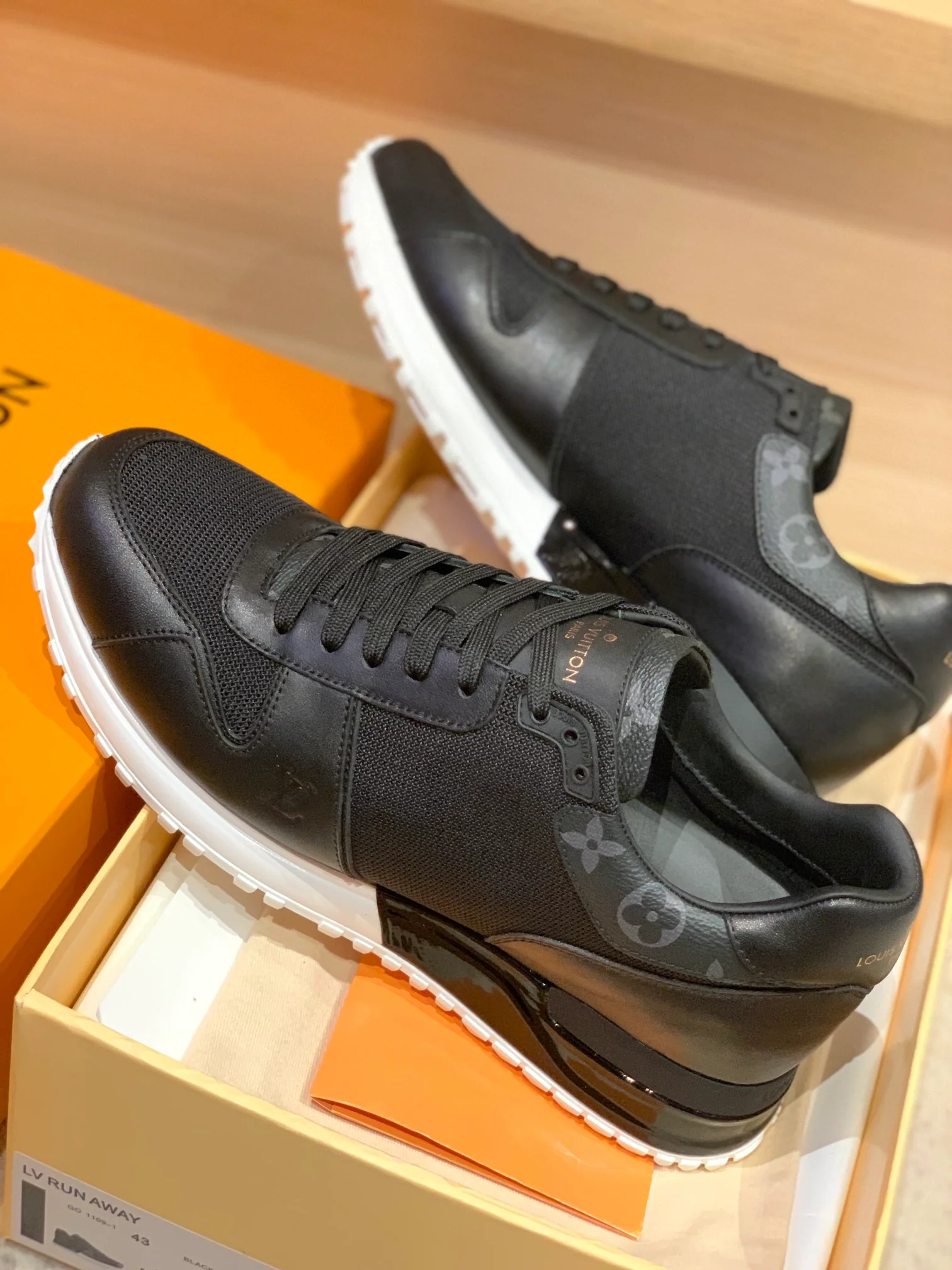 LV - Спортивные повседневные туфли - Черные с монограммой